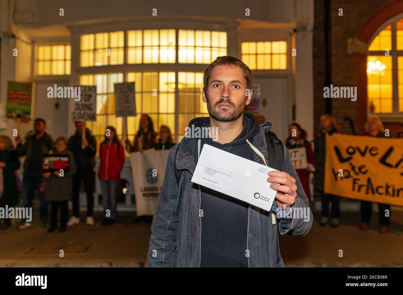 Londres, Royaume-Uni. 4 novembre 2022. Les militants du climat de la Justice mondiale protestent maintenant en dehors de BEIS. Les activistes exigent que le gouvernement britannique quitte le Traité sur la Charte de l'énergie. Credit: Andrea Domeniconi/Alay Live News Banque D'Images