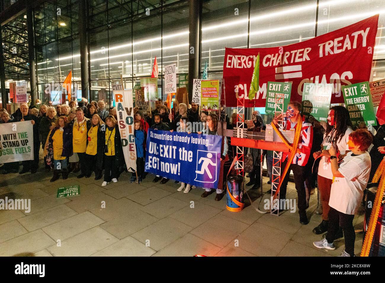 Londres, Royaume-Uni. 4 novembre 2022. Les militants du climat de la Justice mondiale protestent maintenant en dehors de BEIS. Les activistes exigent que le gouvernement britannique quitte le Traité sur la Charte de l'énergie. Credit: Andrea Domeniconi/Alay Live News Banque D'Images
