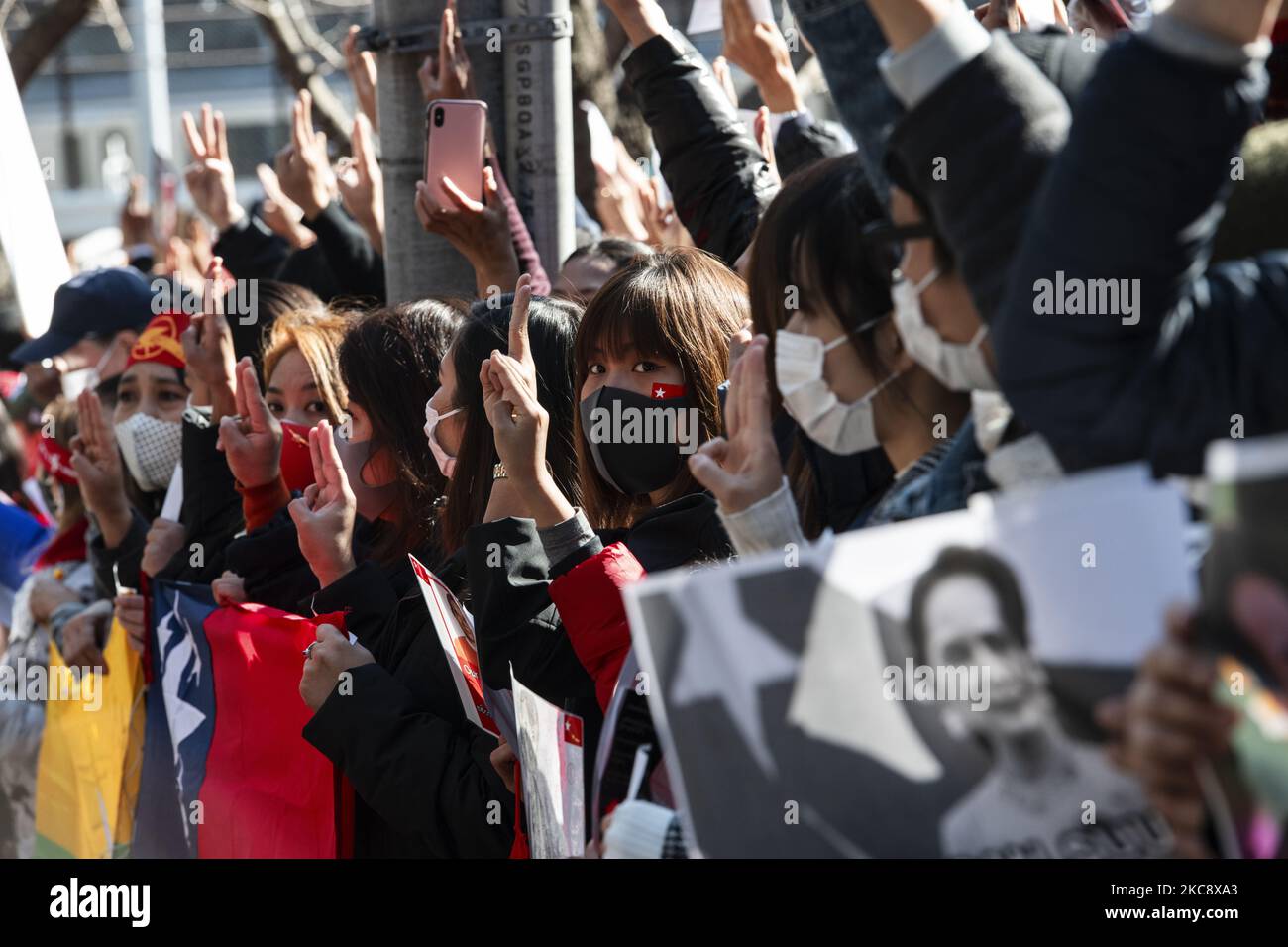 Les participants lèvent trois doigts pour protester contre le coup d'État militaire du Myanmar lors de la manifestation à Tokyo, au Japon, sur 7 février 2021. (Photo par Yusuke Harada/NurPhoto) Banque D'Images