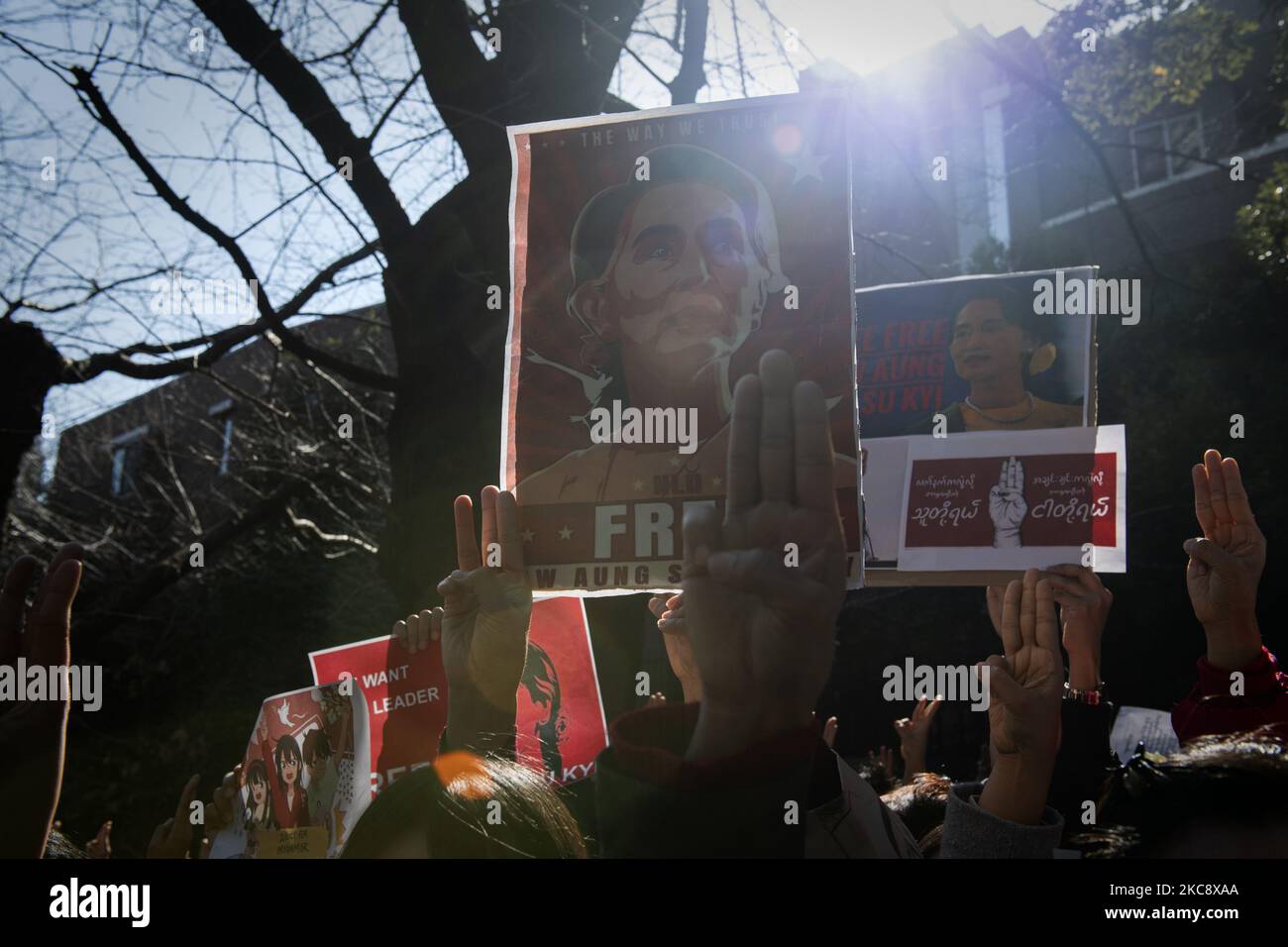 Les participants lèvent trois doigts pour protester contre le coup d'État militaire du Myanmar lors de la manifestation à Tokyo, au Japon, sur 7 février 2021. (Photo par Yusuke Harada/NurPhoto) Banque D'Images
