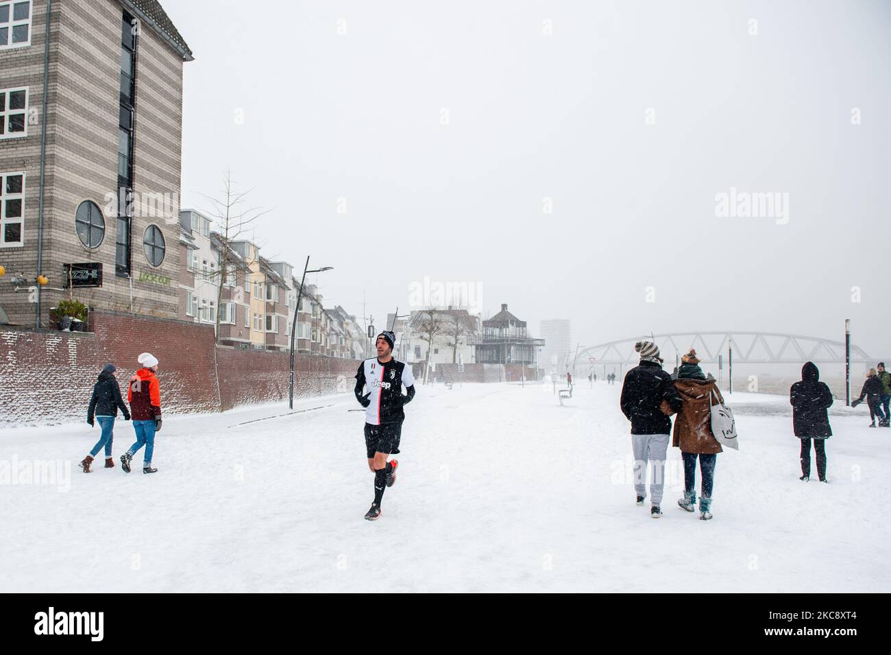 Un homme court sur la neige pendant la tempête de neige appelée Darcy, à Nimègue, sur 7 février 2021. (Photo par Romy Arroyo Fernandez/NurPhoto) Banque D'Images