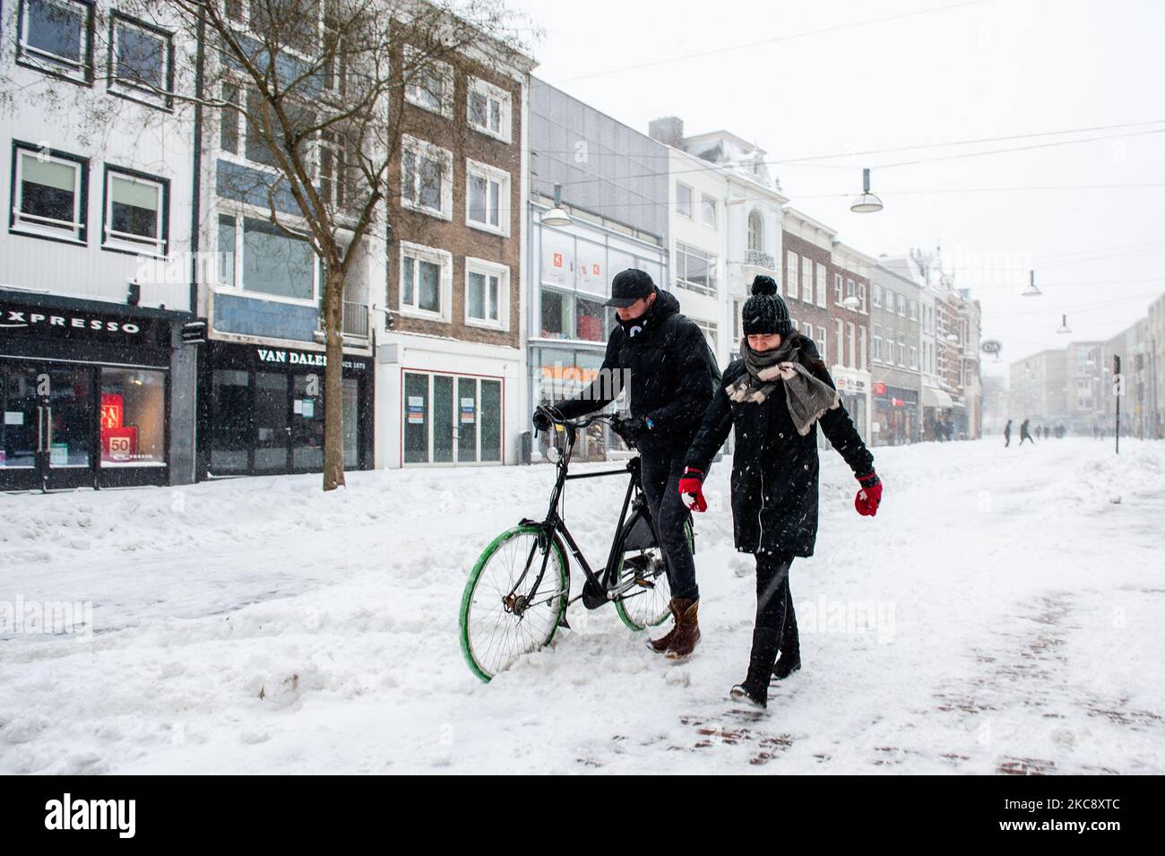 Un couple tente de marcher sur la neige, pendant la tempête de neige appelée Darcy, à Nimègue, sur 7 février 2021. (Photo par Romy Arroyo Fernandez/NurPhoto) Banque D'Images