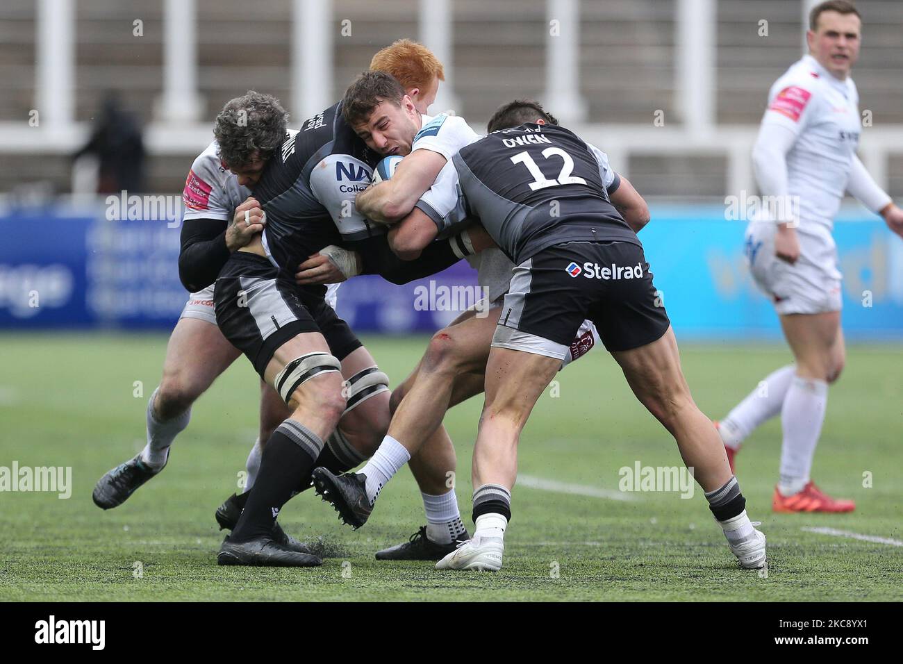 Alex Cuthbert, de Exeter Chiefs, est tenu par Gareth Owen et Philip van der Walt lors du match de première division de Gallagher entre Newcastle Falcons et Exeter Chiefs à Kingston Park, Newcastle, le dimanche 7th février 2021. (Photo de Chris Lishman/MI News/NurPhoto) Banque D'Images