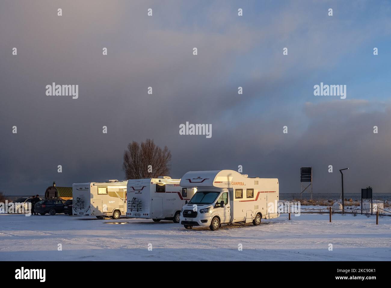 Les camping-cars stationnés au bord de la mer sont vus à Mechelinki, en Pologne, le 6 février 2021 en raison des restrictions imposées aux -19 hôtels en Pologne, qui restent fermés jusqu'au 12th février 2021. Les gens voyagent à travers le pays dans les camping-cars, les camping-cars et les caravanes, car c'est la seule possibilité de rester dans les stations balnéaires. (Photo de Michal Fludra/NurPhoto) Banque D'Images