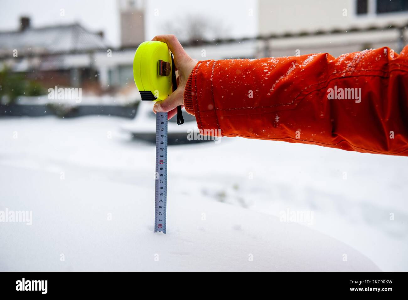 Un mètre ruban montre les centimètres de neige accumulés sur un banc de bois, pendant la tempête de neige Darcy à Nimègue, sur 8 février 2021. (Photo par Romy Arroyo Fernandez/NurPhoto) Banque D'Images