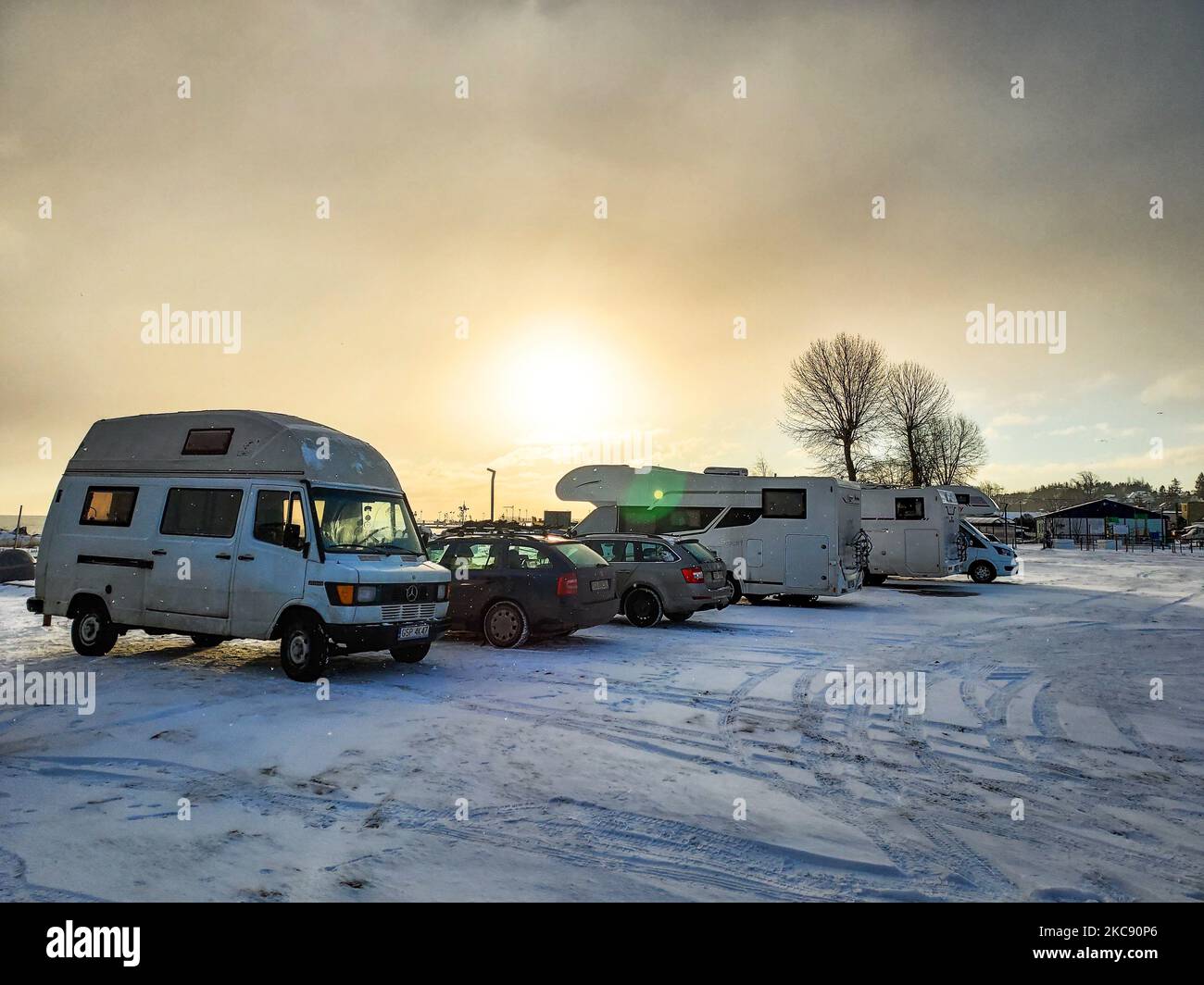 Les camping-cars stationnés au bord de la mer sont vus à Mechelinki, en Pologne, le 6 février 2021 en raison des restrictions imposées aux -19 hôtels en Pologne, qui restent fermés jusqu'au 12th février 2021. Les gens voyagent à travers le pays dans les camping-cars, les camping-cars et les caravanes, car c'est la seule possibilité de rester dans les stations balnéaires. (Photo de Michal Fludra/NurPhoto) Banque D'Images