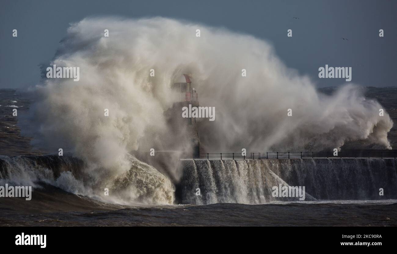 Des vagues géantes battent le phare de South Shields alors que le 'Sunm Darcy' frappe la côte nord-est de l'Angleterre le lundi 8th février 2021. (Photo de Paul Jackson/MI News/NurPhoto) Banque D'Images