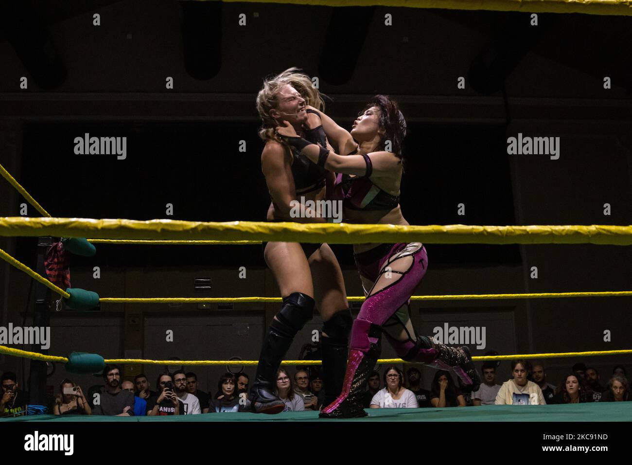 Pro-Wrestler, Miyu Yamashita à un combat RCW Wrestling, Barcelone, 22.10.2022 Banque D'Images