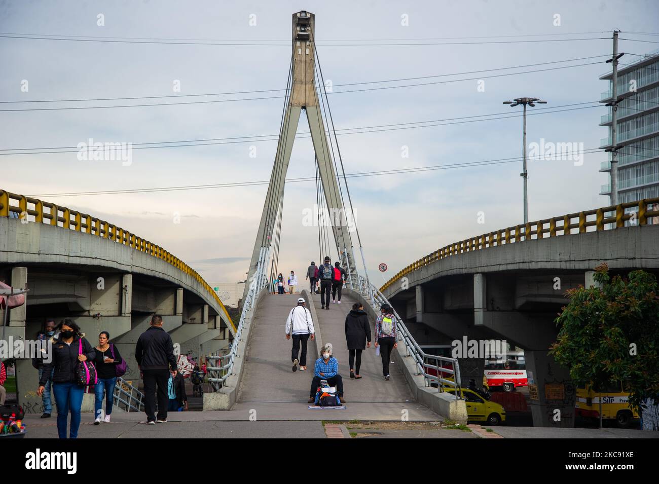 Un vendeur de rue s'assoit avec sa mercancy dans un pont utilisant un masque facial protecteur pour empêcher la propagation du nouveau coronavirus pandémique à Bogota Colombie sur 8 février 2021. (Photo par Sebastian Barros/NurPhoto) Banque D'Images