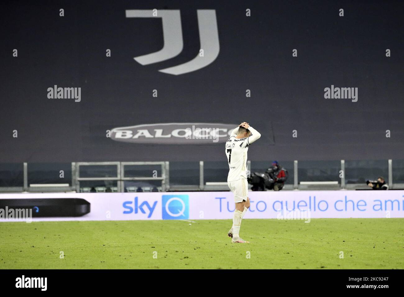 Cristiano Ronaldo de Juventus montre sa déjection lors de la semi-finale de Coppa Italia Juventus et du FC Internazionale au stade Allianz sur 09 février 2021 à Turin, Italie. Les stades sportifs autour de l'Italie restent soumis à des restrictions strictes en raison de la pandémie du coronavirus, car les lois de distanciation sociale du gouvernement interdisent aux fans à l'intérieur des lieux, ce qui entraîne le jeu derrière des portes fermées. (Photo de Giuseppe Cottini/NurPhoto) Banque D'Images