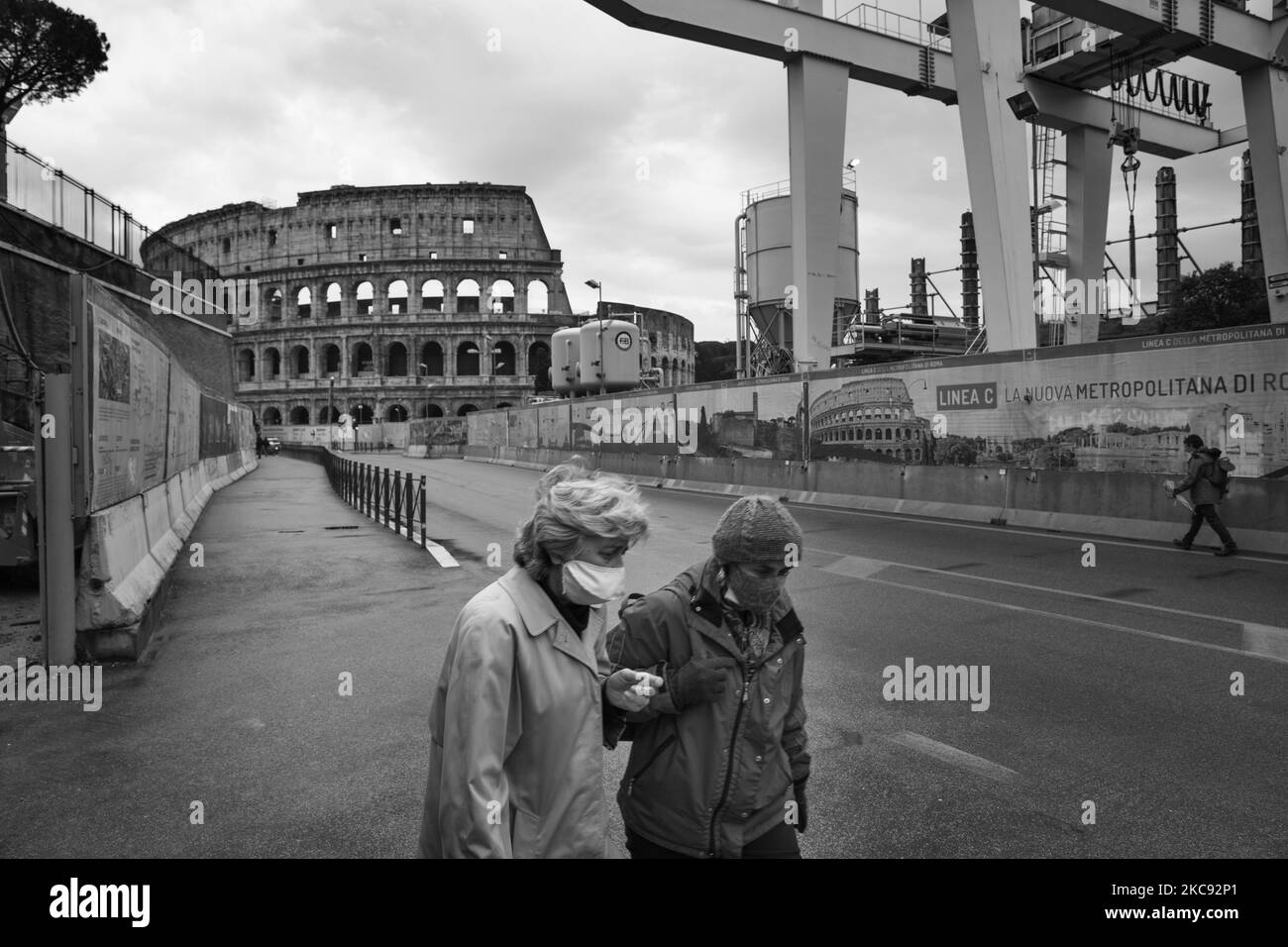 (NOTE DE LA RÉDACTION: L'image a été convertie en noir et blanc) deux femmes devant le Colosseo pendant l'épidémie de Covid-19, Roma, 10th février, Italie. Tous les musées sont rouverts au public pendant les jours de la semaine, tandis que les cas de Covid-19 diminuent lentement dans tout le pays. (Photo de Matteo Trévise/NurPhoto) Banque D'Images