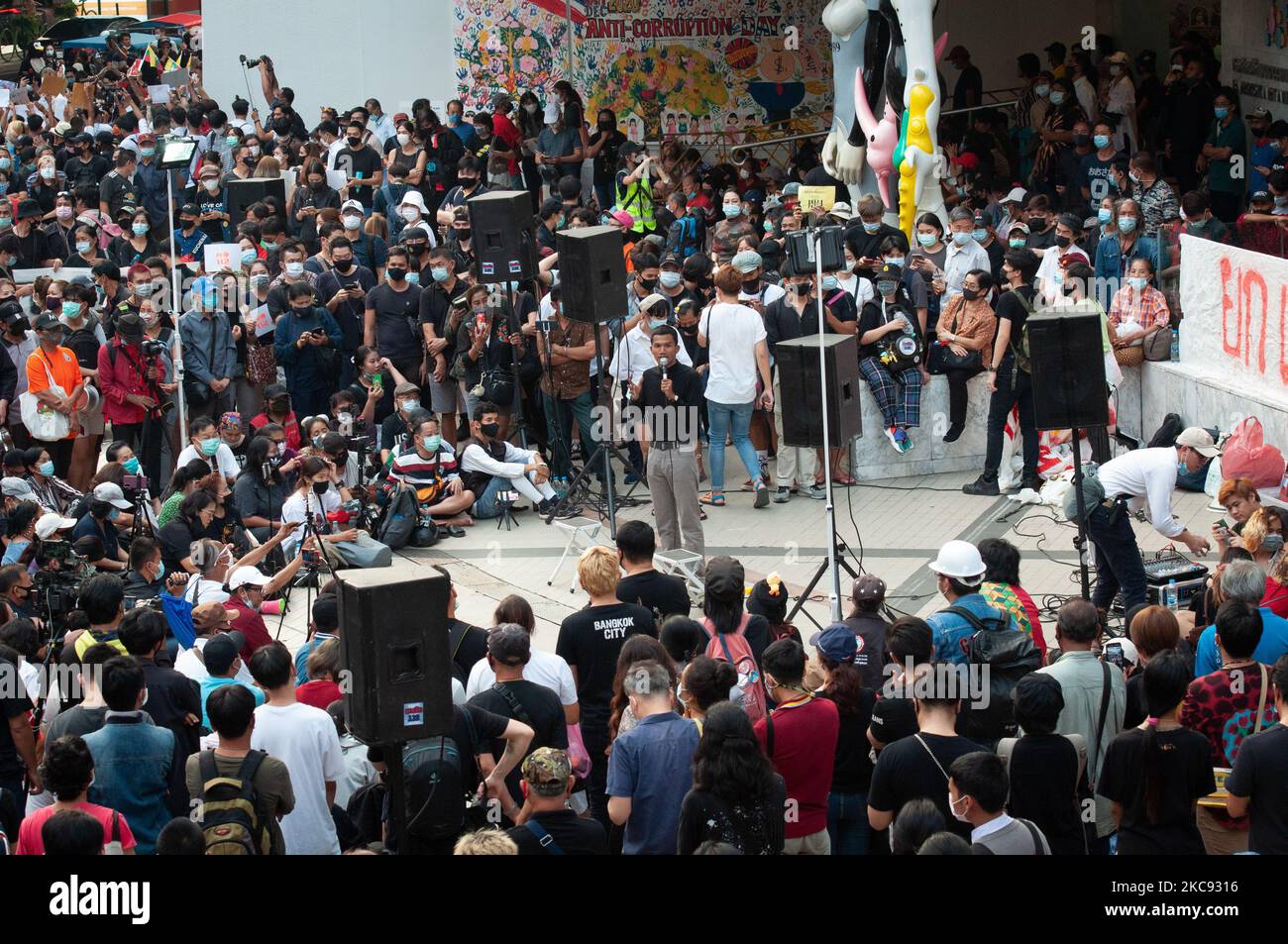 Les militants pro-démocratie Panupong Mike Jadnok s'adressant aux masses lors d'une manifestation demandant l'abolition de l'article 112 du code pénal thaïlandais à l'intersection de Pathumwan sur 10 février 2021 à Bangkok, en Thaïlande. (Photo de Vachira Vachira/NurPhoto) Banque D'Images