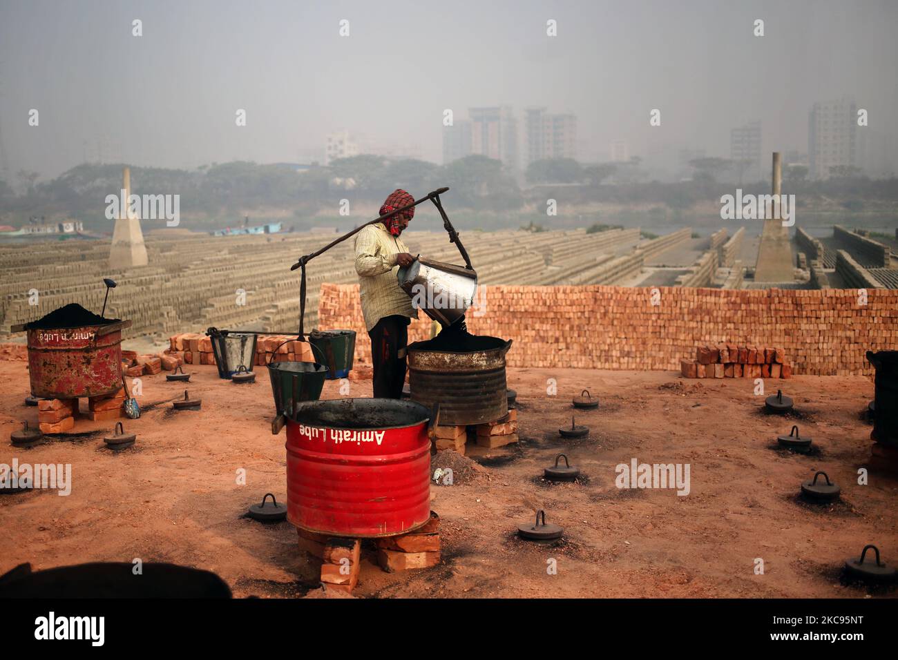 Un travailleur migrant saisonnier pendant son travail dans un champ de briques à Dhaka, au Bangladesh, samedi, à 13 février 2021. (Photo de Syed Mahamudur Rahman/NurPhoto) Banque D'Images