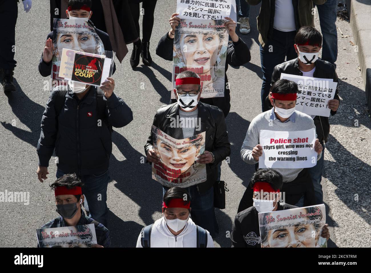 Participe à la tenue de pancartes et de photos à travers la manifestation de la rue à Tokyo. 14 février (photo de Yusuke Harada/NurPhoto) Banque D'Images