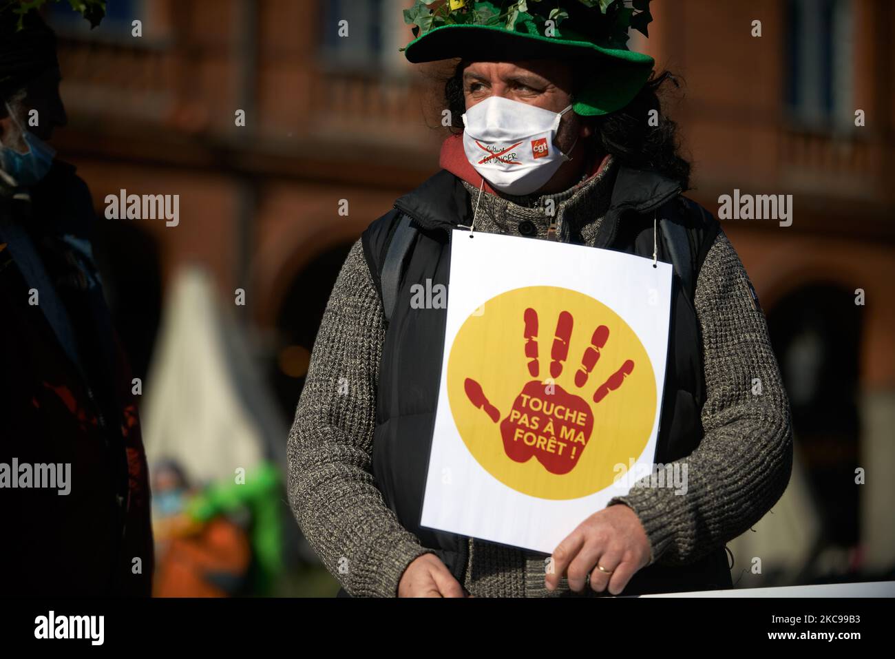 Un manifestant détient le symbole du collectif « ne touchez pas ma forêt ». Plusieurs associations, partis politiques et gens réunis dans un collectif 'touche pas a ma foret' (c'est-à-dire 'ne pas toucher ma forêt') ont appelé à une mort à Toulouse devant la mairie, le Capitole, pour symboliser leur opposition à une entreprise mondiale, Florian. La scierie Florian veut construire une scierie géante près de la ville pyrénéenne de Lannemezan. La scierie devrait traiter près de 400,000 mètres cubes de bois de hêtre chaque année. Pour cela, la société Florian devra couper des hêtres dans les Pyrénées françaises. Banque D'Images