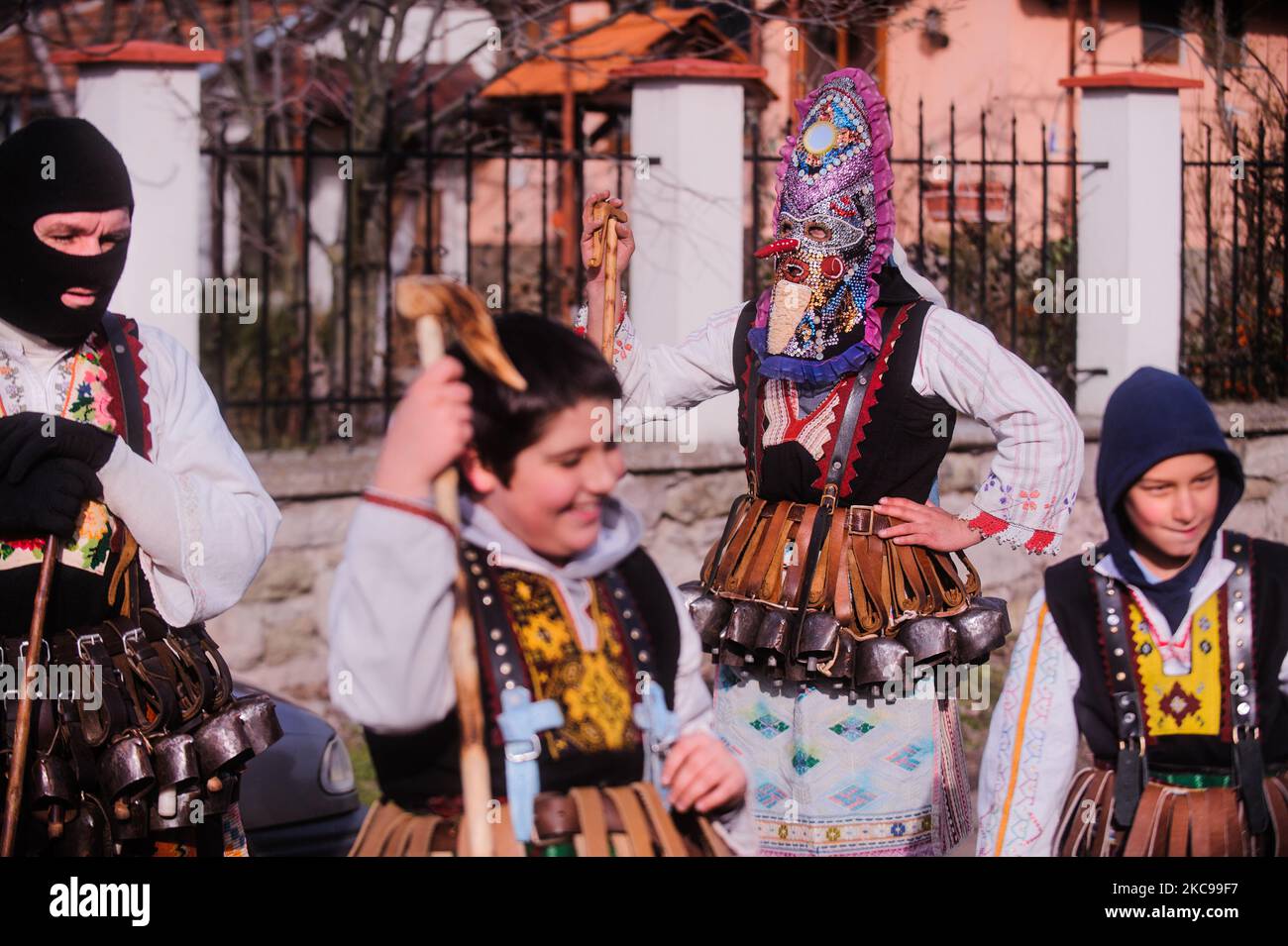 Village de Pobeda, Yambol. Bulgarie. Des hommes habillés comme des créatures effrayantes marchent autour du village de Pobeda, district de Yambol, Bulgarie, pour visiter les maisons et prendre les mauvais esprits loin. L'ancienne tradition bulgare de Kuker a été réalisée entre l'hiver et le printemps, au début de la nouvelle année agricole. Les masques sont uniques pour chaque région du pays, mais impliquent généralement de grandes cloches, des textiles de couleur vive et des fourrures d'animaux. Il y a des rôles parmi les groupes Kuker comme l'aîné, la mariée, le médecin, l'ours, etc. Les « kukers » ont symboliquement battu les propriétaires de maison avec Banque D'Images