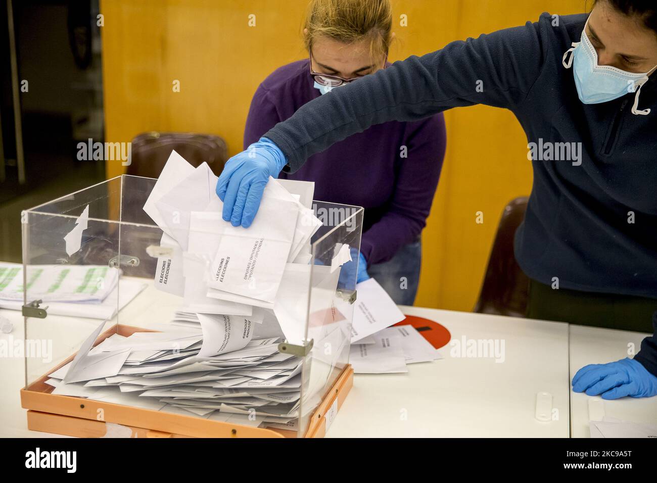 Les membres d'un bureau de vote comptent les votes lors des élections régionales de Catalogne sur 14 février 2021 à Barcelone, en Espagne. Élections régionales en Catalogne dans le cadre de mesures spéciales pour la pandémie de Covid-19 / coronavirus avec des établissements de santé. (Photo par Albert Llop/NurPhoto) Banque D'Images