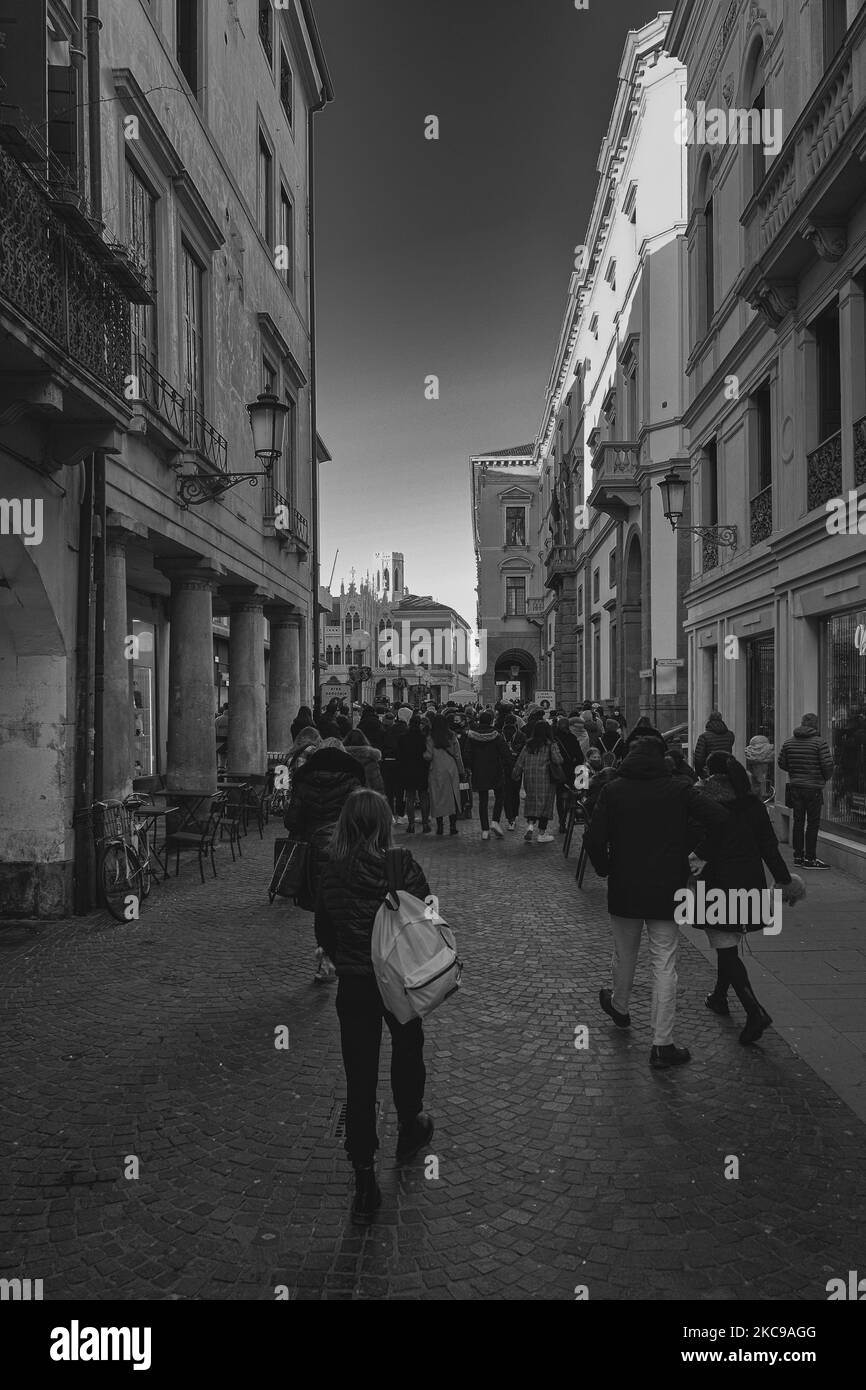 (NOTE DE L'ÉDITEUR: L'image a été convertie en noir et blanc) dans l'image les citoyens de Paduan marchant le long de la via Roma. Pour cette rue, considérée comme la rue commerçante de Paduan, la rue piétonne à sens unique obligatoire a été établie pour éviter les foules. Avec l'entrée en vigueur de la zone jaune, qui permet la réouverture des bars et des locaux commerciaux, les gens se sont déversés dans les rues commerçantes. Toutefois, cela a conduit à l'inévitable événement de rassemblements non volontaires. Pour éviter tout cela, la municipalité de Padoue a décidé de mettre en place une zone piétonne à sens unique habitée par la protection civile Banque D'Images