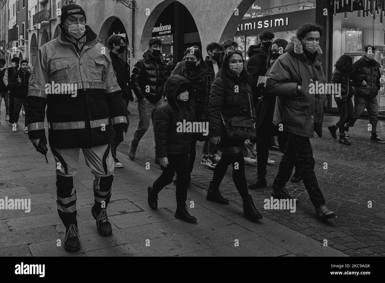 (NOTE DE L'ÉDITEUR: L'image a été convertie en noir et blanc) dans l'image les volontaires de la protection civile en contrôle uniforme la pédola à sens unique forcé établi à Padoue dans la via Roma pour éviter les rassemblements. Avec l'entrée en vigueur de la zone jaune, qui permet la réouverture des bars et des locaux commerciaux, les gens se sont déversés dans les rues commerçantes. Toutefois, cela a conduit à l'inévitable événement de rassemblements non volontaires. Pour éviter tout cela, la municipalité de Padoue a décidé de mettre en place une zone piétonne à sens unique habitée par des volontaires de la protection civile et des policiers qui ont les tas Banque D'Images