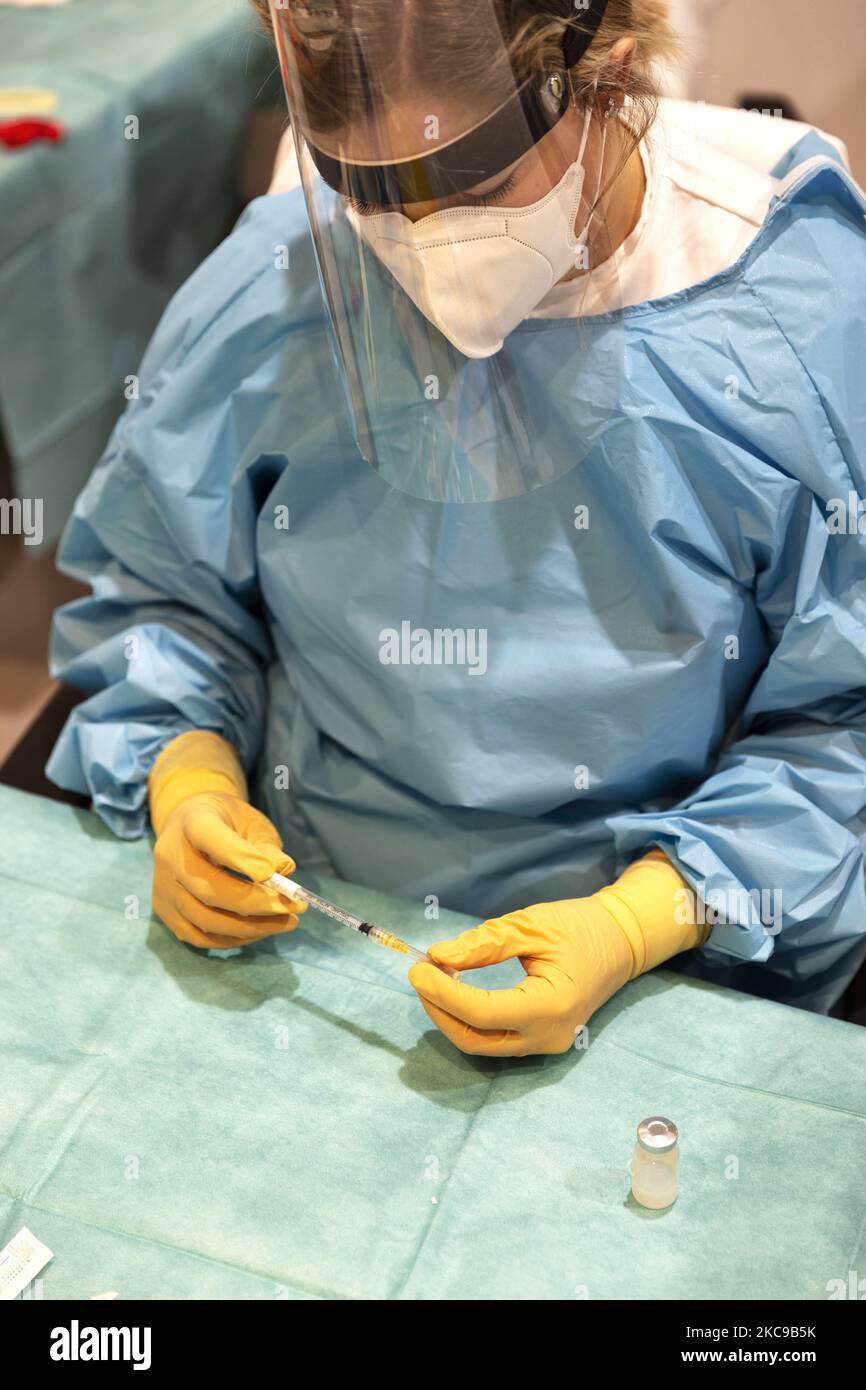 Un travailleur de la santé avec une dose de vaccin Moderna pendant la première journée de vaccination pour les plus de 80s ans dans le parc Auditorum de Musica à Roma, le 15th février, Italie. (Photo de Matteo Trévise/NurPhoto) Banque D'Images