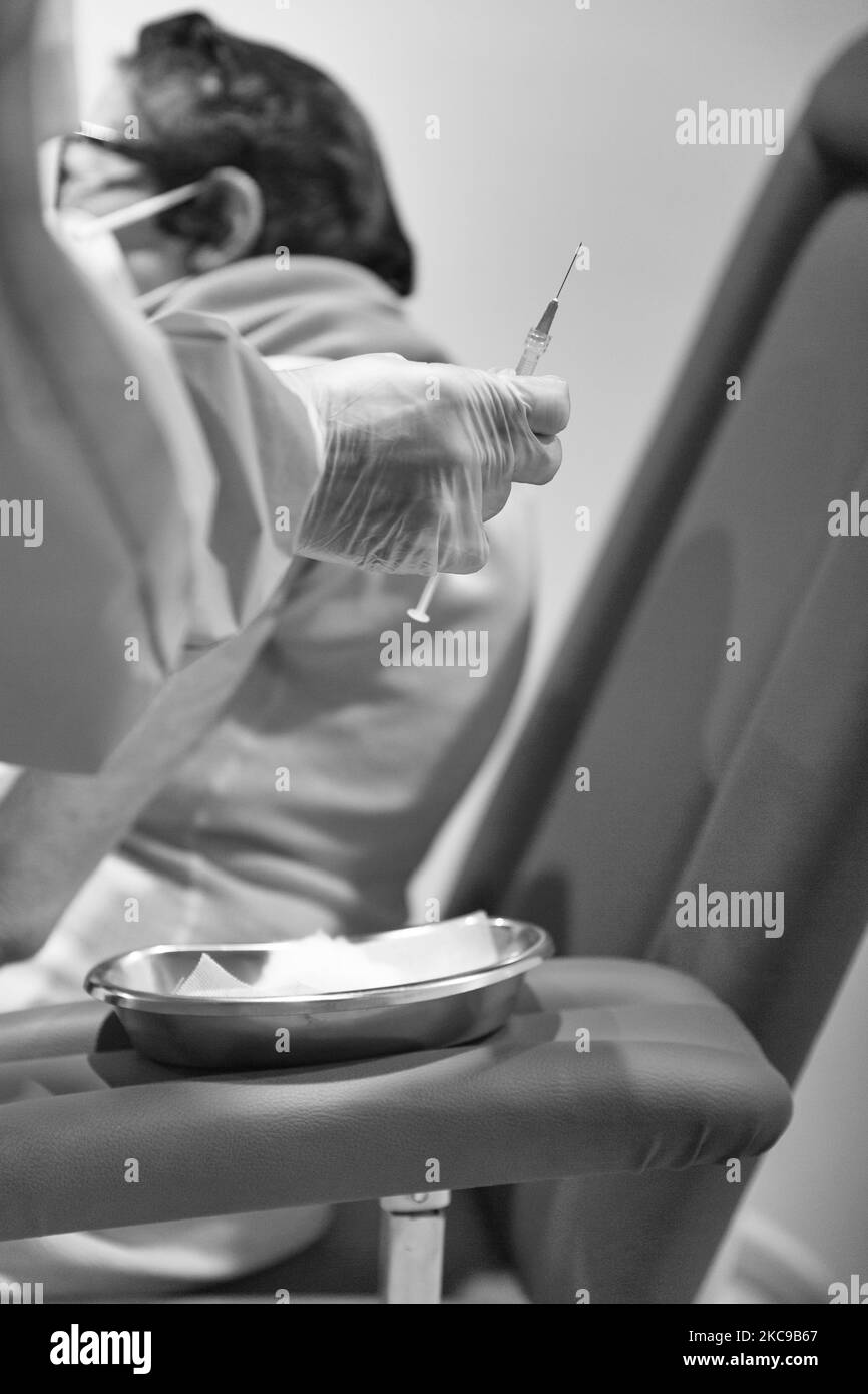 (NOTE DE LA RÉDACTION: L'image a été convertie en noir et blanc) Premier jour de vaccination pour les plus de 80s ans dans le parc Auditorium de Musica à Roma, le 15th février, Italie. Un travailleur de la santé administre une dose de vaccin Moderna à une femme âgée. (Photo de Matteo Trévise/NurPhoto) Banque D'Images