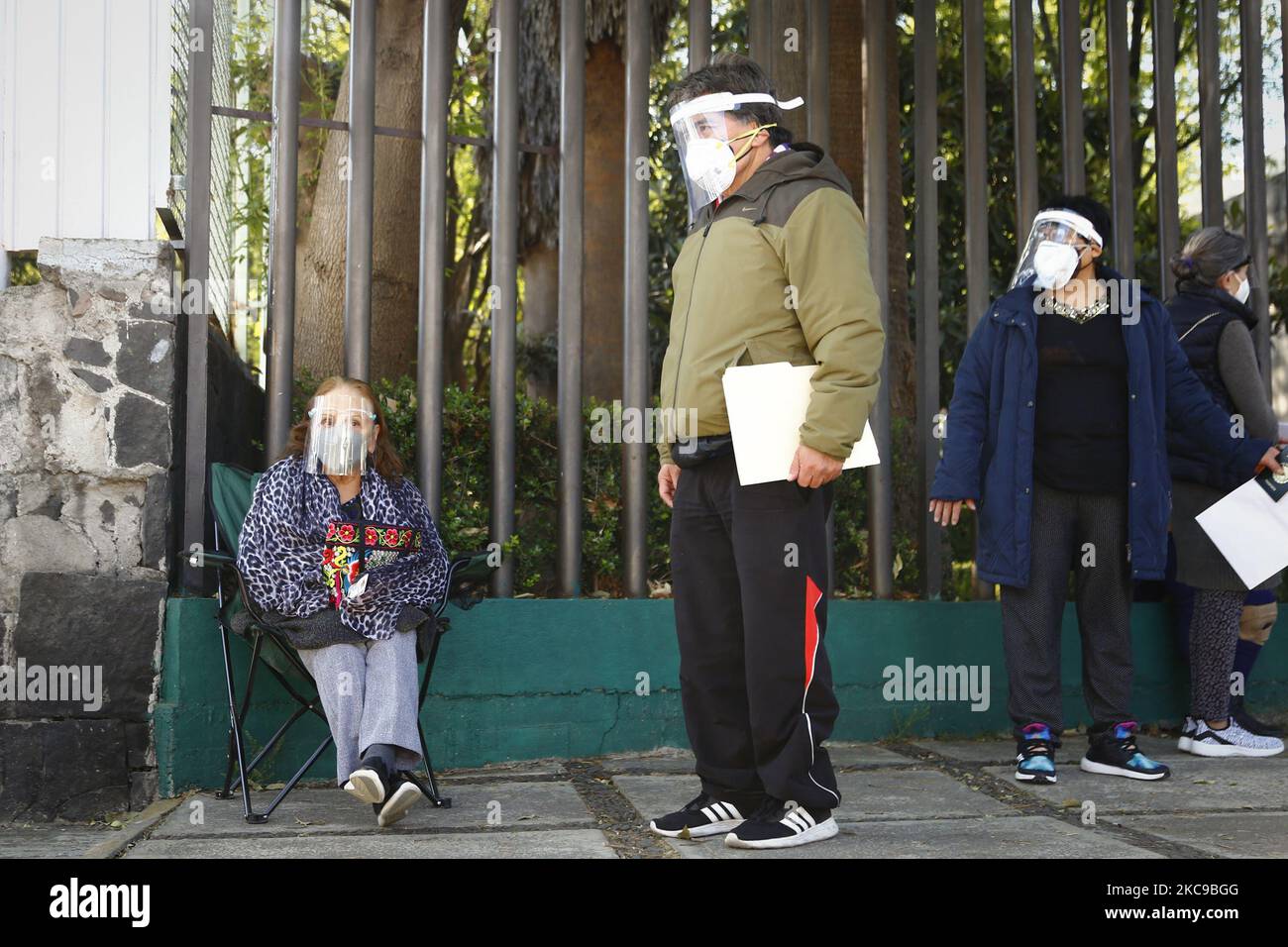 Les personnes âgées attendent d'être vaccinées à l'unité de médecine familiale 22 située dans le bureau du maire de Magdalena Contreras à 15 février, à Mexico, México. Le gouvernement de Mexico a expliqué que les personnes âgées résidant dans les municipalités de Cuajimalpa, Magdalena Contreras et Milpa Alta seront les premières à recevoir le vaccin Covid-19 dans la ville comme début de la deuxième phase de vaccination. (Photo de Guillermo Gutiérrez/NurPhoto) Banque D'Images