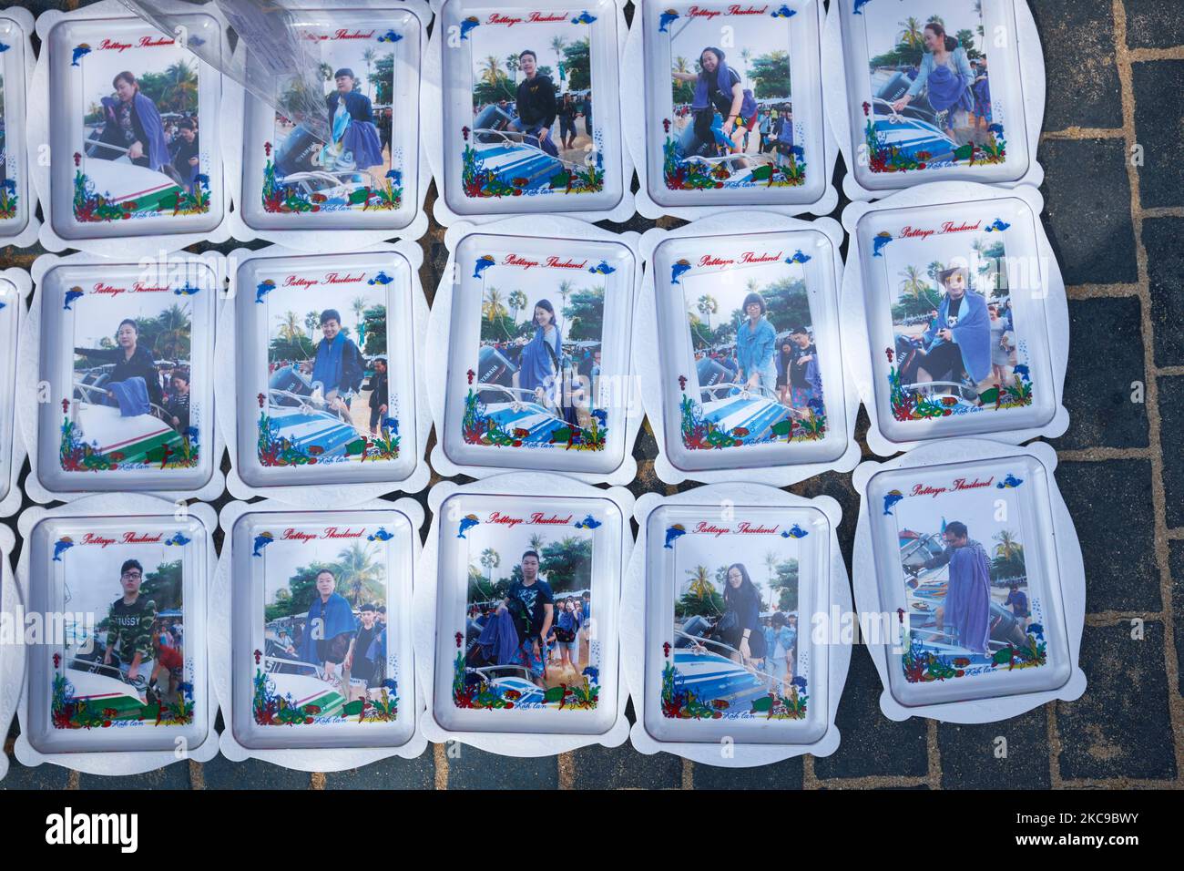Photos souvenir de Harbour Adventure Cruise en vente aux passagers après leur retour à la City Beach à Pattaya en Thaïlande Banque D'Images