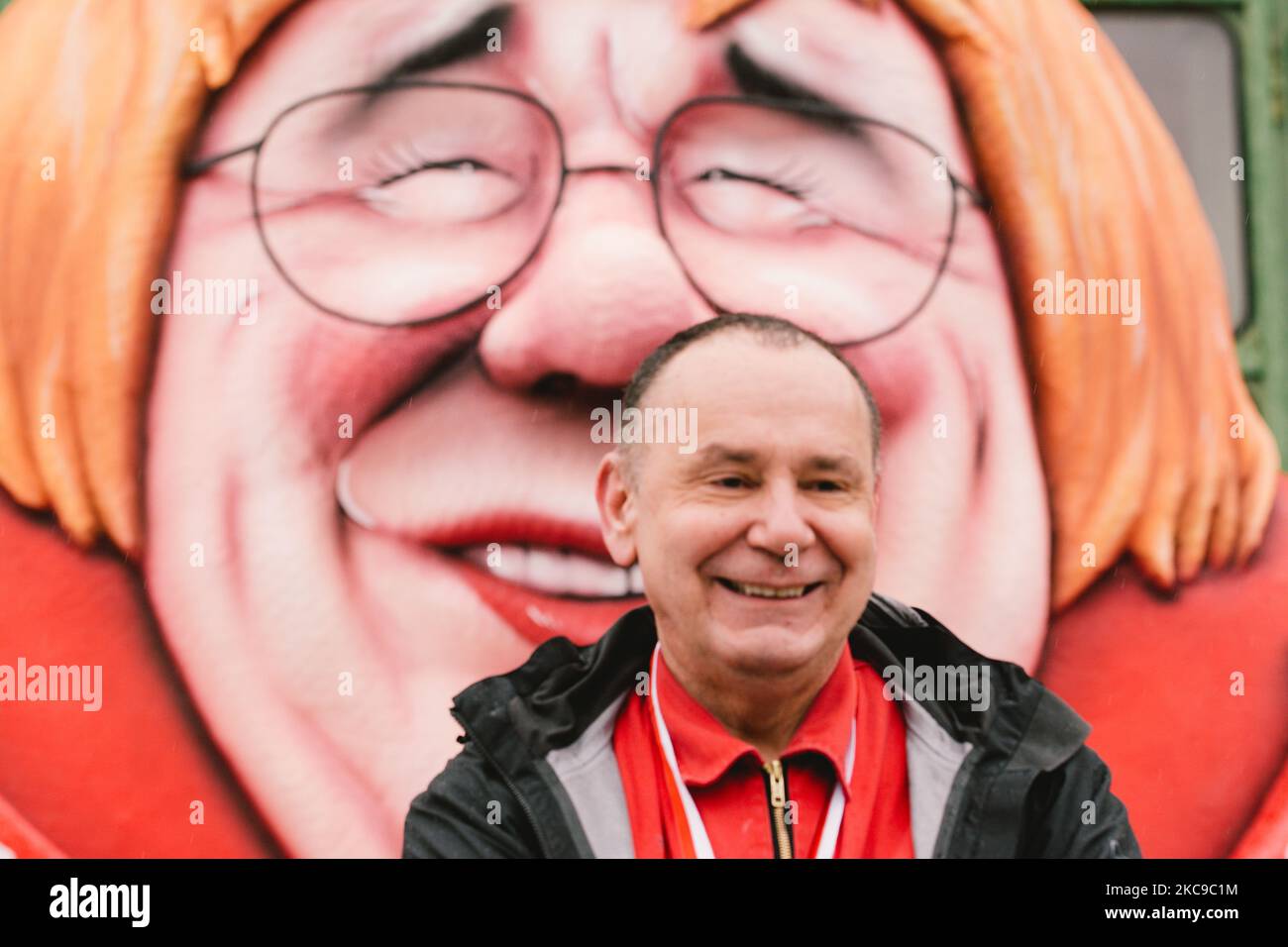 Le concepteur de flotteurs Jacques Tilly pose pour les médias devant son char de carnaval pendant la prévisualisation de la presse pendant la rose de carnaval lundi à Düsseldorf, Allemagne, sur 15 février 2021. (Photo de Ying Tang/NurPhoto) Banque D'Images