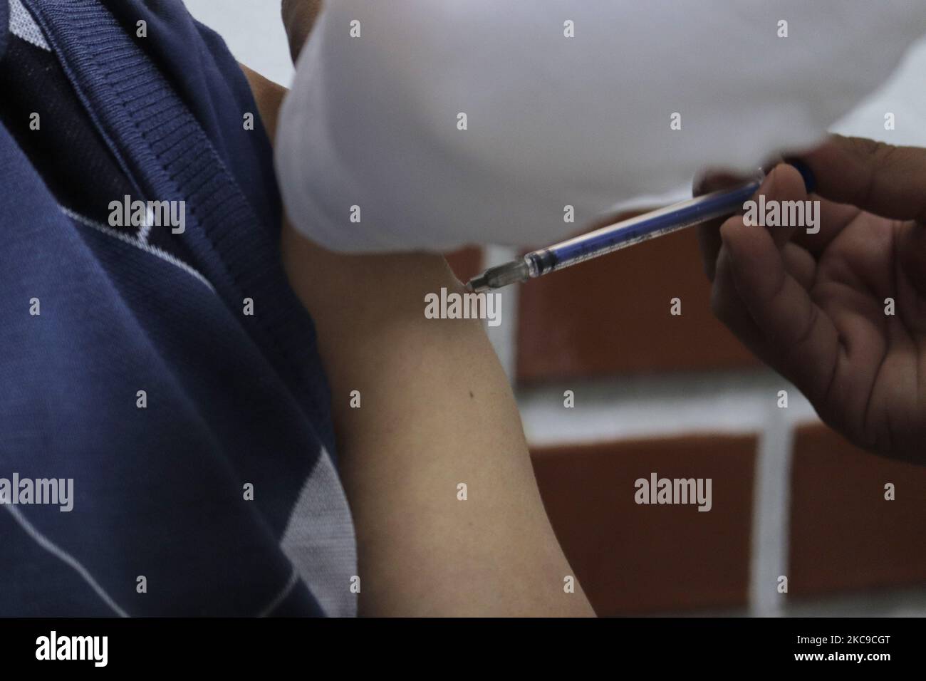 Le personnel médical immunise les personnes âgées dans un centre de santé de la municipalité de Milpa Alta, à Mexico, où le vaccin AstraZeneca et l'Université d'Oxford ont été administrés contre le COVID-19 pour les personnes âgées de 60 ans et plus. (Photo de Gerardo Vieyra/NurPhoto) Banque D'Images