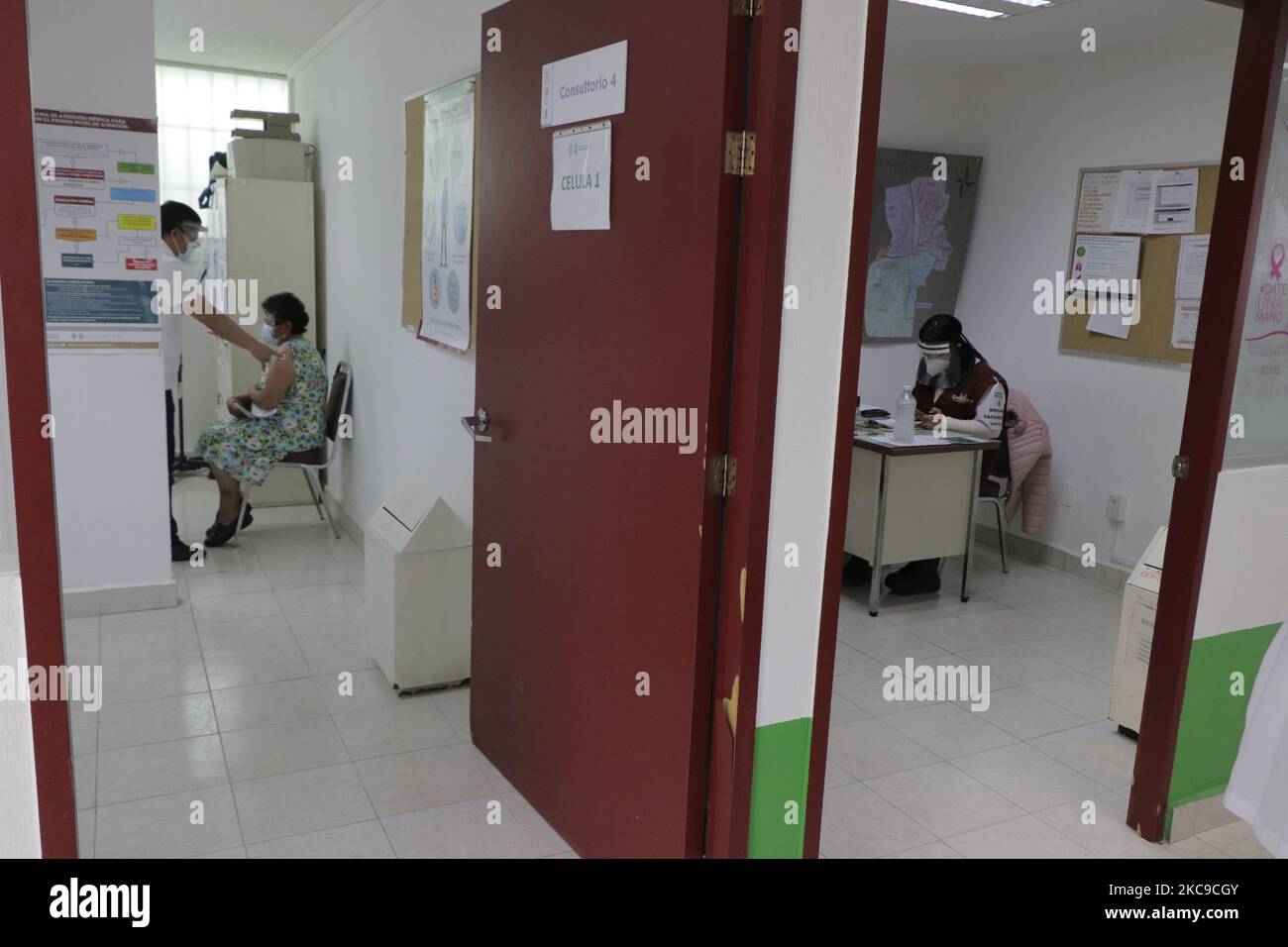 Le personnel médical immunise les personnes âgées dans un centre de santé de la municipalité de Milpa Alta, à Mexico, où le vaccin AstraZeneca et l'Université d'Oxford ont été administrés contre le COVID-19 pour les personnes âgées de 60 ans et plus. (Photo de Gerardo Vieyra/NurPhoto) Banque D'Images