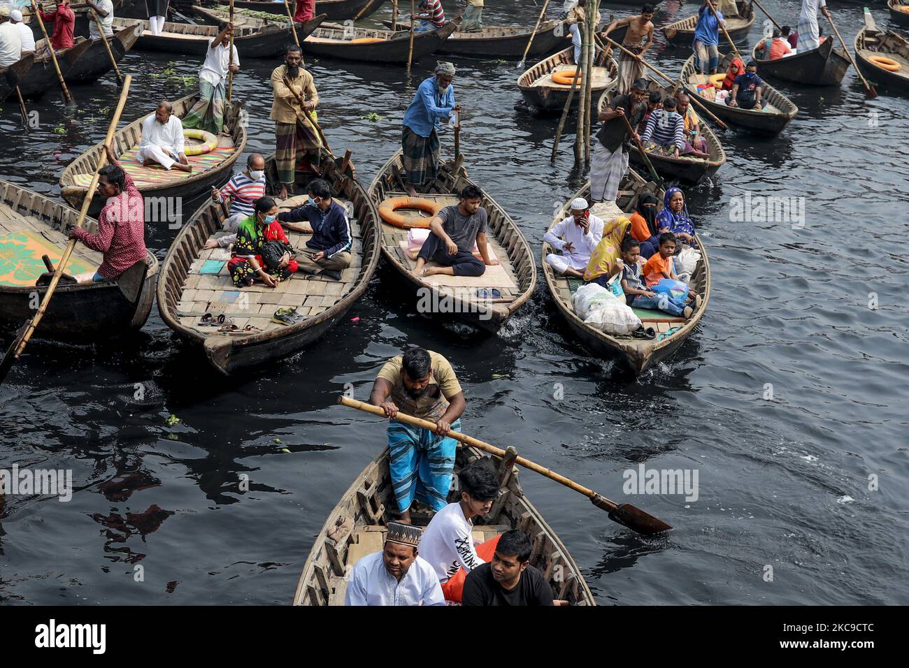 Des bateaux sont vus transportant des passagers pour traverser le fleuve Buriganga à Dhaka, au Bangladesh, sur 16 février 2021. (Photo de Kazi Salahuddin Razu/NurPhoto) Banque D'Images