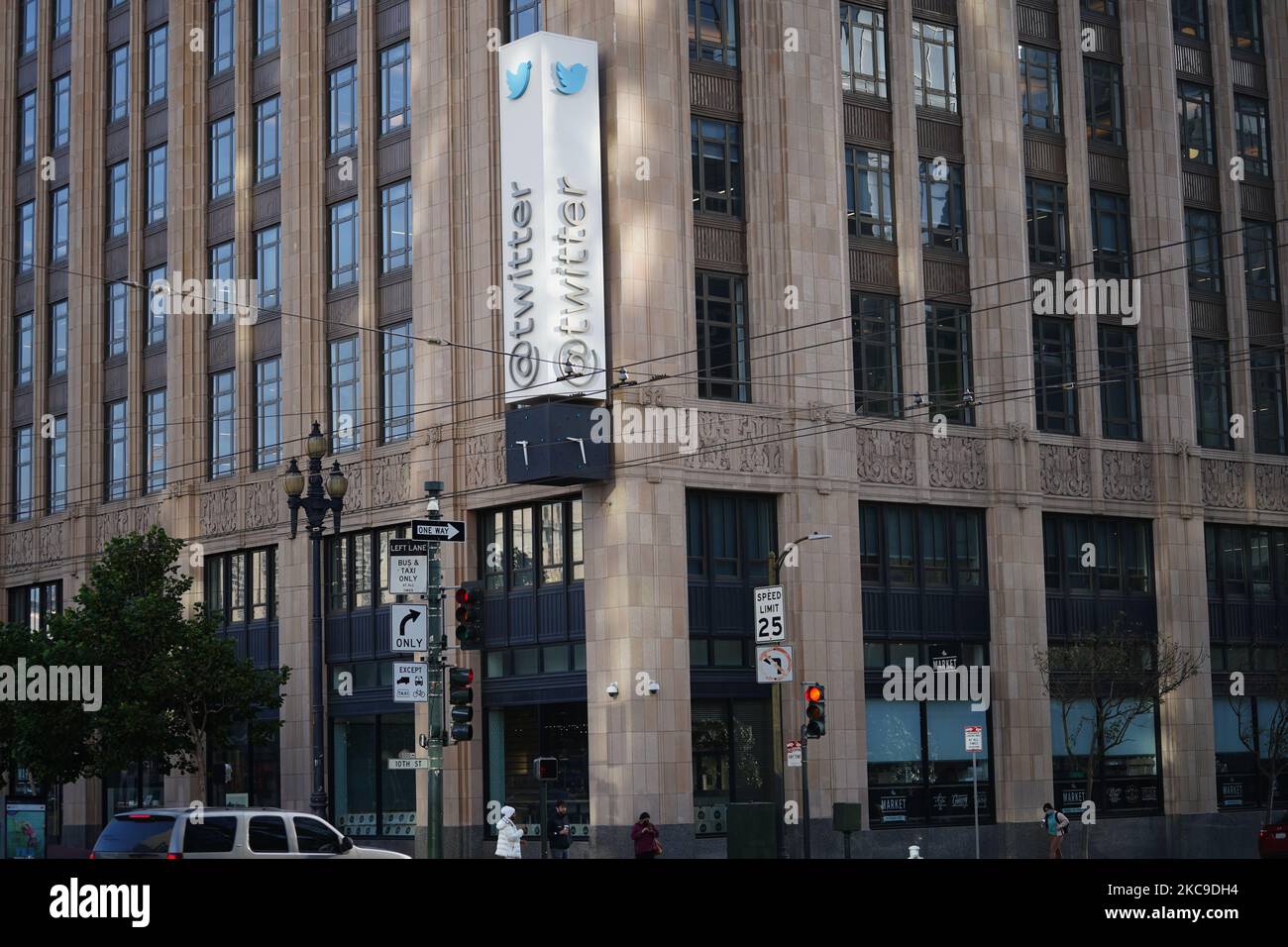 Le siège de Twitter vu à San Francisco. Twitter est une grande marque de médias dans le monde et beaucoup de gens l'utilisent tous les jours. Le PDG de Tesla, Elon Musk a fait officiellement l'acquisition de Twitter en 2022. Selon les médias, un certain nombre d'employés de Twitter seront mis à pied début novembre 2022. Banque D'Images