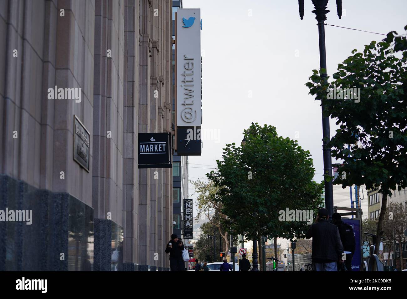 Le siège de Twitter vu à San Francisco. Twitter est une grande marque de médias dans le monde et beaucoup de gens l'utilisent tous les jours. Le PDG de Tesla, Elon Musk a fait officiellement l'acquisition de Twitter en 2022. Selon les médias, un certain nombre d'employés de Twitter seront mis à pied début novembre 2022. Banque D'Images