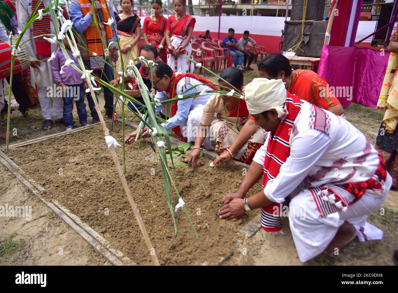 Misings les peuples de la tribu exécutent un rituel pendant le festival Ali-Aye-Ligang - fête de printemps dans le district de Nagaon, dans l'état nord-est d'Assam, Inde sur 17 février,2021. Le mising est la deuxième plus grande tribu d'Assam et le festival de printemps Ali Aye Ligang est le premier festival célébré parmi la tribu mising. (Photo par Anuwar Hazarika/NurPhoto) Banque D'Images