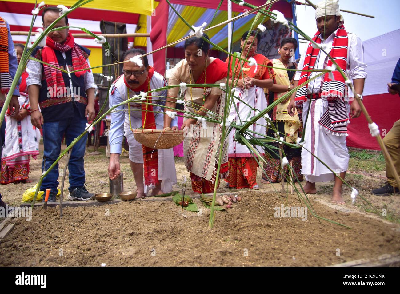 Misings les peuples de la tribu exécutent un rituel pendant le festival Ali-Aye-Ligang - fête de printemps dans le district de Nagaon, dans l'état nord-est d'Assam, Inde sur 17 février,2021. Le mising est la deuxième plus grande tribu d'Assam et le festival de printemps Ali Aye Ligang est le premier festival célébré parmi la tribu mising. (Photo par Anuwar Hazarika/NurPhoto) Banque D'Images