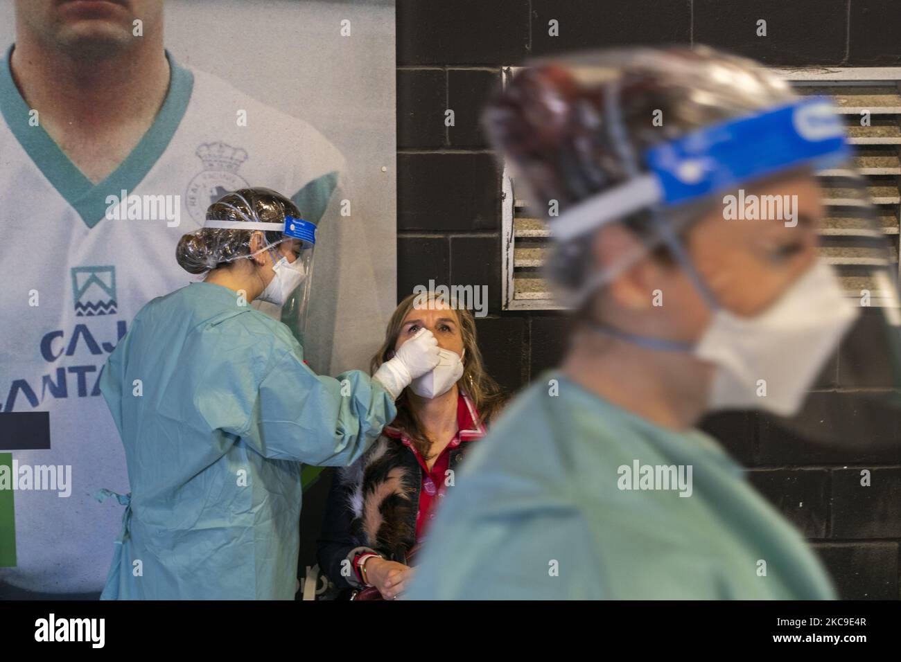 Une femme subit le test pendant le dépistage de masse des tests PCR au terrain de football Racing de Santander, après l'épidémie enregistrée dans un centre sportif de la ville. (Photo de Joaquin Gomez Sastre/NurPhoto) Banque D'Images