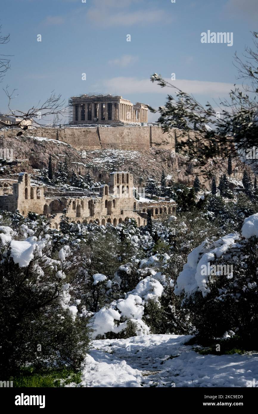 Vue sur la colline de l'Acropole depuis le point de vue de la colline de Filopappou un jour après la chute de neige 'medea' à Athènes, Grèce sur 17 février 2021. (Photo de Nikolas Kokovovlis/NurPhoto) Banque D'Images