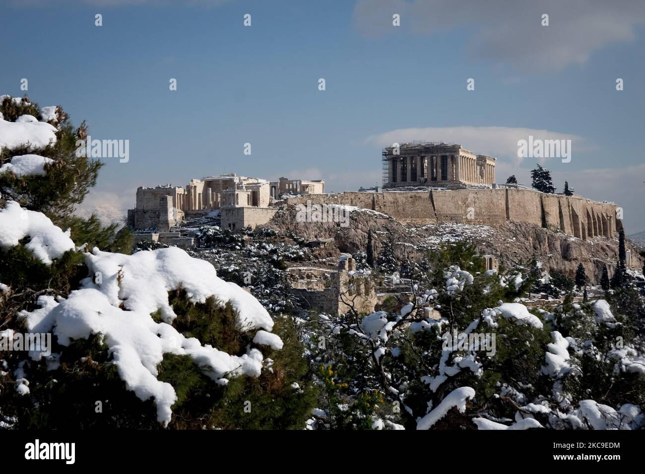 Vue sur la colline de l'Acropole depuis le point de vue de la colline de Filopappou un jour après la chute de neige 'medea' à Athènes, Grèce sur 17 février 2021. (Photo de Nikolas Kokovovlis/NurPhoto) Banque D'Images