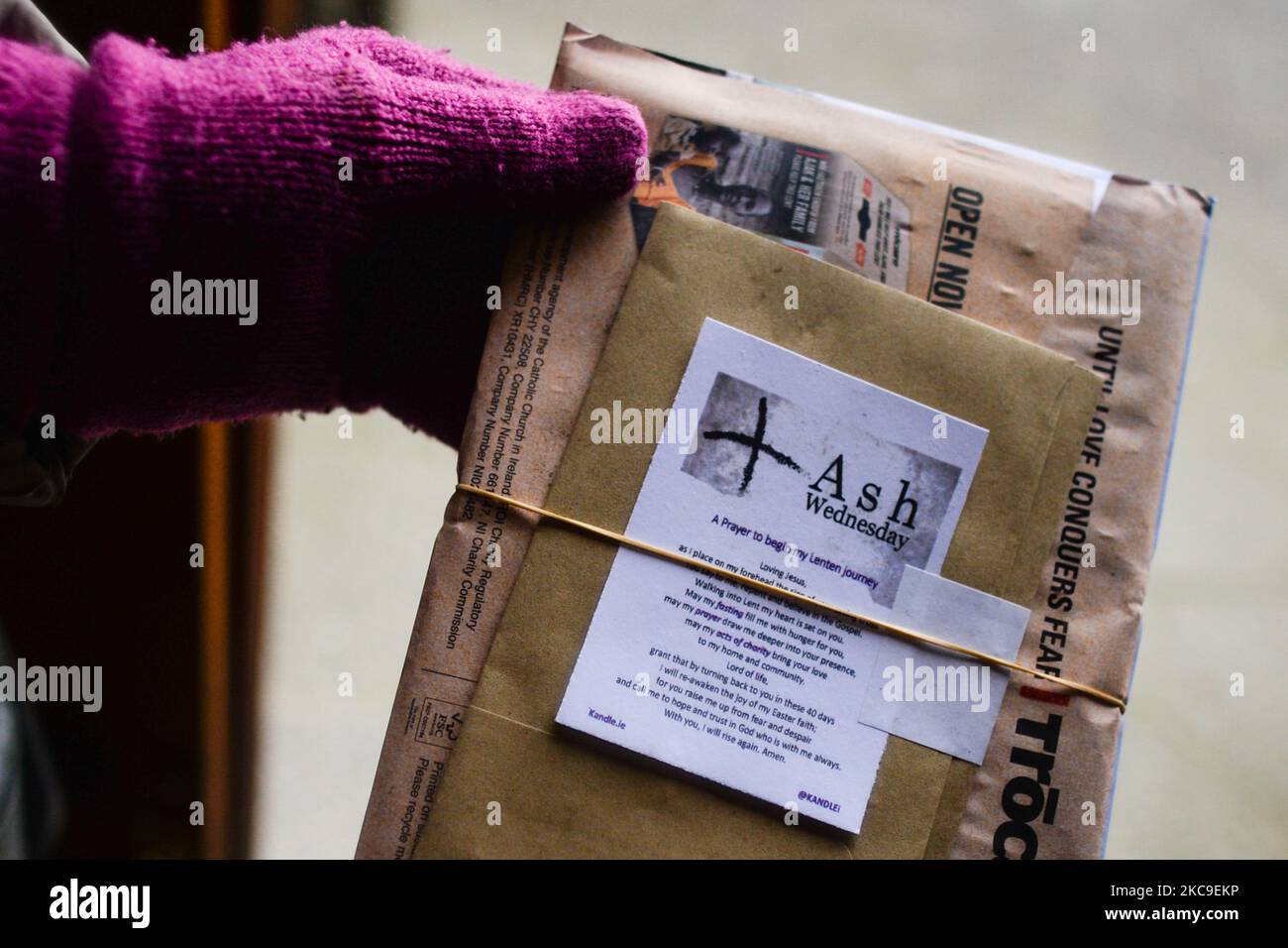 Une femme tient des enveloppes de mercredi des cendres à l'entrée de la cathédrale de l'Assomption de la Sainte Vierge Marie à Carlow. Les gens collectent des enveloppes de mercredi des cendres dans les églises de toute l'Irlande, car les célébrations du mercredi des cendres ont été annulées et le pays reste totalement verrouillé en raison de la pandémie COVID-19. Mercredi, 17 février 2021, à Carlow, comté de Carlow, Irlande. (Photo par Artur Widak/NurPhoto) Banque D'Images