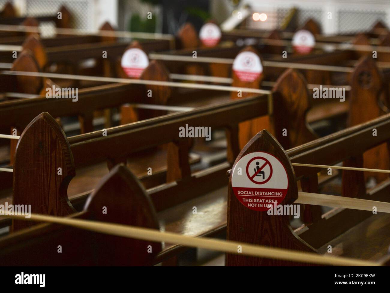Signes sociaux de distanciation à l'intérieur de la cathédrale de l'Assomption de la Sainte Vierge Marie à Carlow, vue le mercredi des cendres. Les gens collectent des enveloppes de mercredi des cendres dans les églises de toute l'Irlande, car les célébrations du mercredi des cendres ont été annulées et le pays reste totalement verrouillé en raison de la pandémie COVID-19. Mercredi, 17 février 2021, à Carlow, comté de Carlow, Irlande. (Photo par Artur Widak/NurPhoto) Banque D'Images
