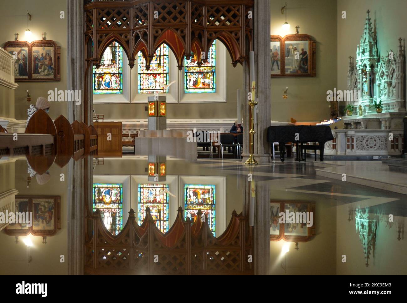Les gens priant à la cathédrale de l'Assomption de la Sainte Vierge Marie le mercredi des cendres. Les gens collectent des enveloppes de mercredi des cendres dans les églises de toute l'Irlande, car les célébrations du mercredi des cendres ont été annulées et le pays reste totalement verrouillé en raison de la pandémie COVID-19. Mercredi, 17 février 2021, à Carlow, comté de Carlow, Irlande. (Photo par Artur Widak/NurPhoto) Banque D'Images