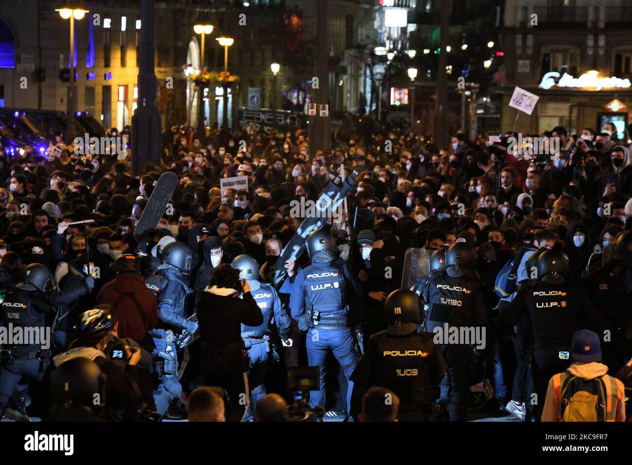 Émeutes de Madrid: Des milliers de personnes exigent la libération du rappeur Pablo Hasel à Madrid le 17th février 2021. (Photo de Juan Carlos Lucas/NurPhoto) Banque D'Images