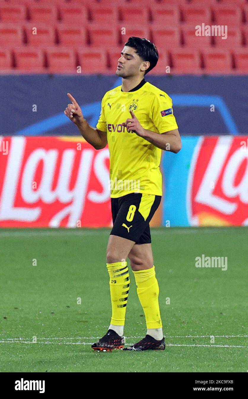 Mahmoud Dahoud de Borussia Dortmund fêtez un but lors du match de la Ligue  des champions de l'UEFA entre le FC Séville et Borussia Dortmund à  l'Estadio Sanchez Pizjuan à Séville, en