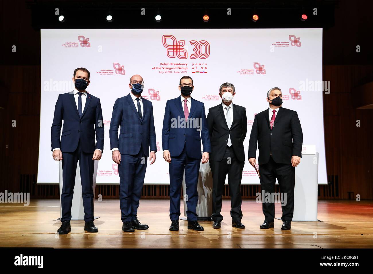 (De gauche à droite) Premier ministre slovaque Igor Matovic, Président du Conseil européen Charles Michel, Premier ministre polonais Mateusz Morawiecki, Le Premier ministre tchèque Andrej Babis et le Premier ministre hongrois Victor Orban posent sur une photo de famille après la conférence de presse lors de la réunion du Groupe de Visegrad au CENTRE des congrès ICE de Cracovie, en Pologne, sur 17 février 2021. Le Groupe de Visegrad, alliance entre la Pologne, la République tchèque, la Slovaquie et la Hongrie, célèbre son anniversaire de 30th. (Photo de Beata Zawrzel/NurPhoto) Banque D'Images