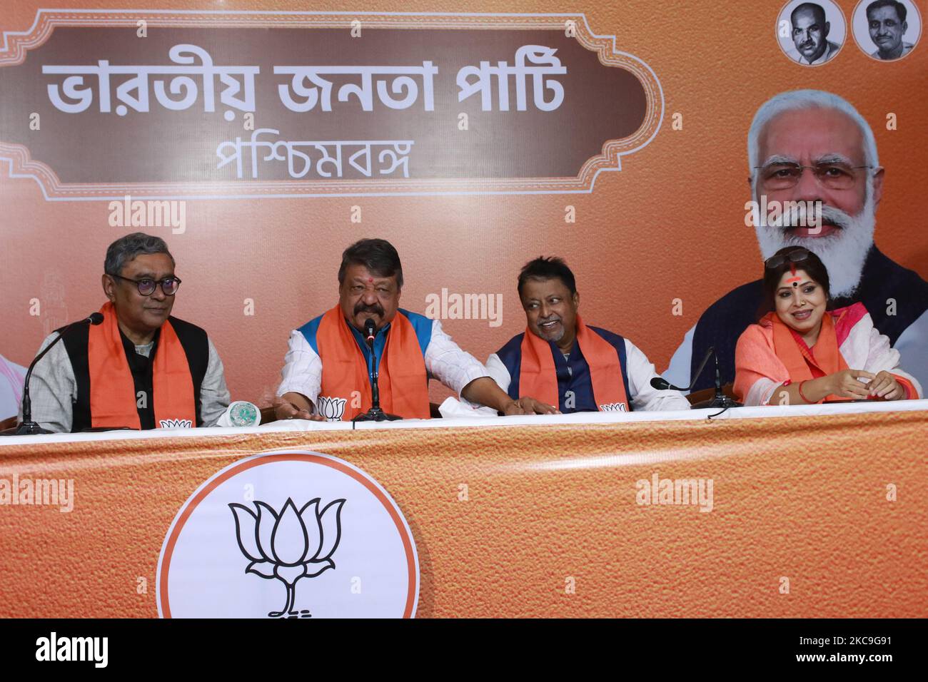 Kailash Vijayvargiya, le secrétaire général national du BJP et l observateur central du parti pour le Bengale occidental et le vice-président national du BJP Mukul Roy, Swapan Dasgupta, député de Tollywood actros se joignant à BJP à Kolkata sur 17 février,2021.la bataille pour le Bengale occidental lors des prochaines élections à l Assemblée tourne également Pour être une bataille pour â€˜Tollywoodâ€™ (le surnom de l'industrie du film et du divertissement bengali) entre le Congrès Trinamool au pouvoir et le Parti Bharatiya Janata (BJP). Avec le Trinamool présentant régulièrement des célébrités et des acteurs rejoignant le parti, le BJP Banque D'Images