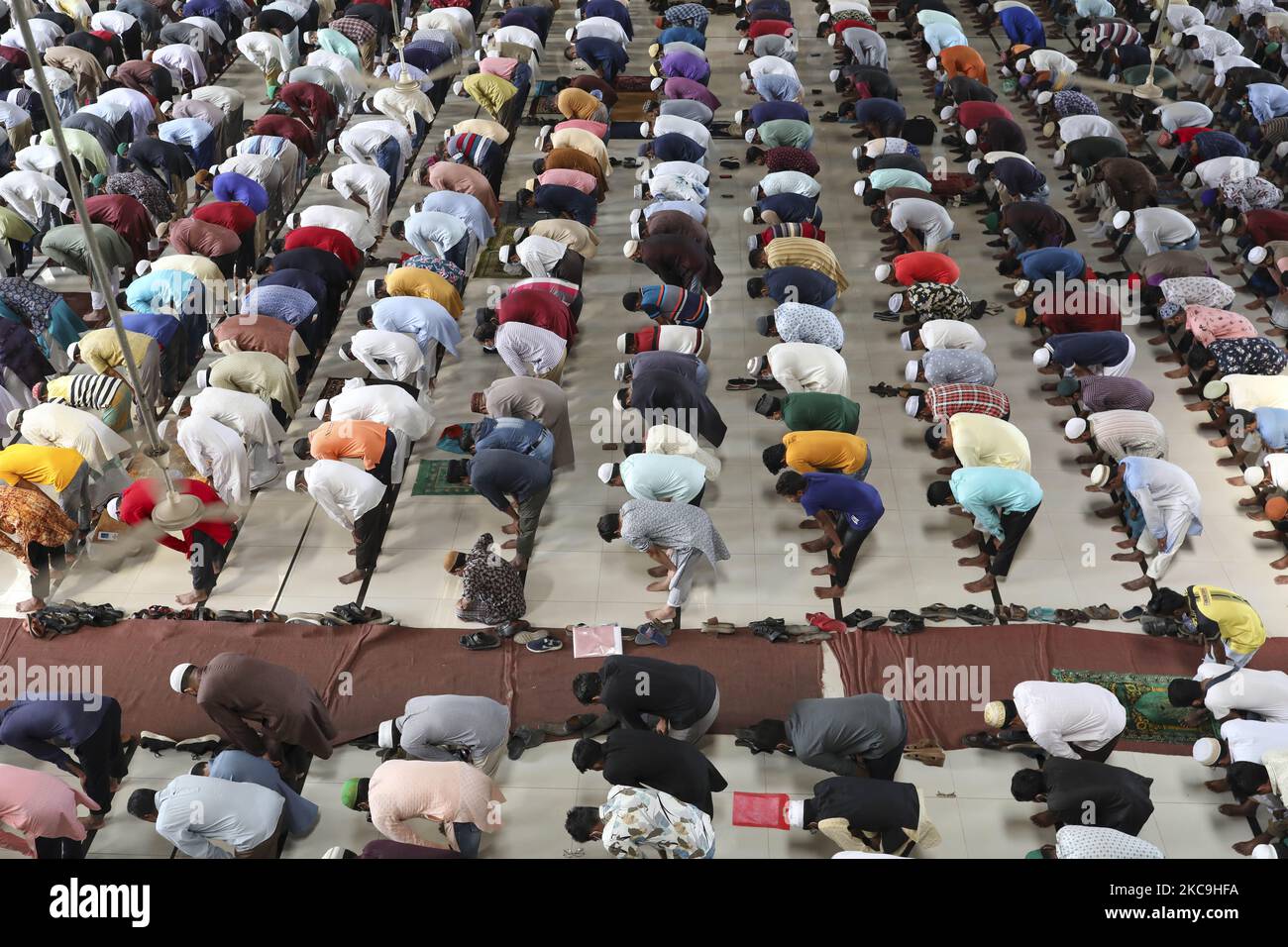 Les musulmans offerJummah prières à la mosquée nationale Baitul Mokarran vendredi, 19 février 2021. (Photo de Kazi Salahuddin Razu/NurPhoto) Banque D'Images