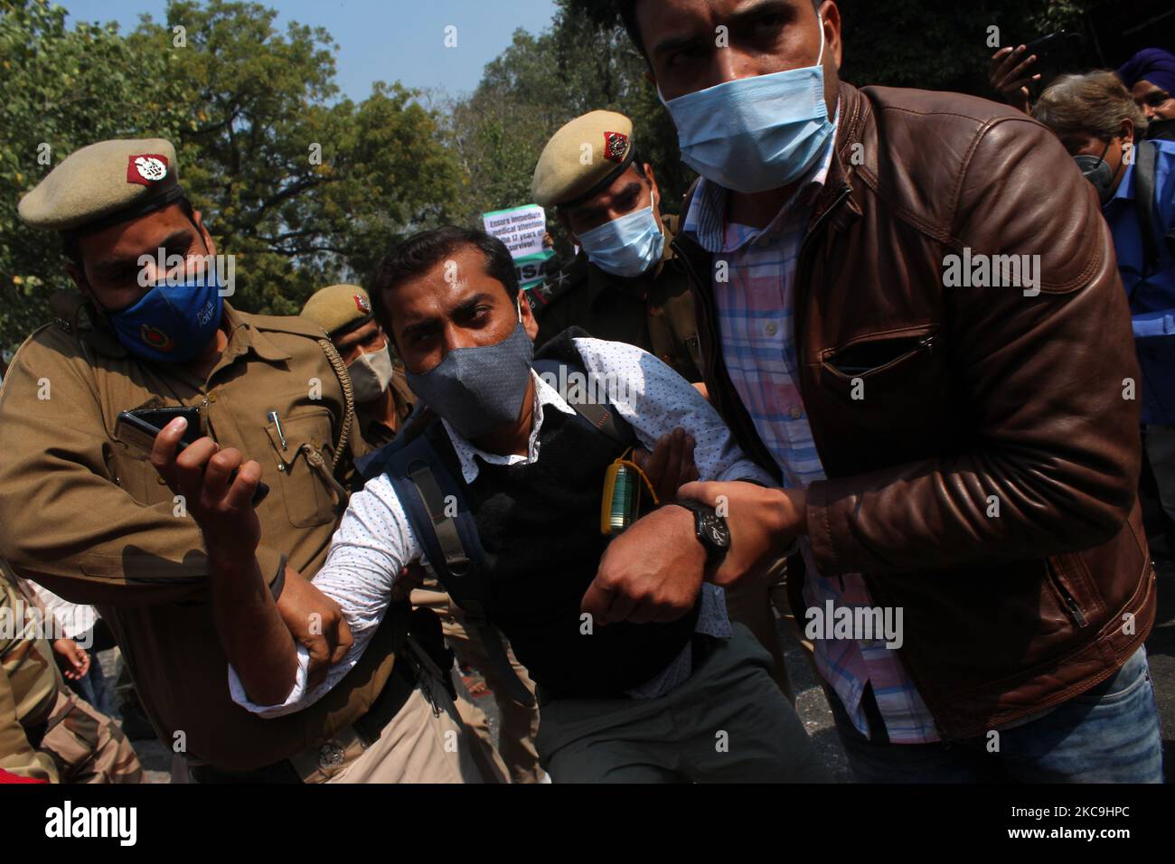 Le personnel de police a emprisonné des manifestants lors d'une manifestation contre la mort de deux filles dalits dont le corps a été trouvé dans un champ à Unnao, à l'extérieur du Bhawan de l'Uttar Pradesh à New Delhi, en Inde, sur 19 février 2021. Trois filles, âgées de 16, 15 et 14 ans, ont été trouvées sur le terrain par les villageois lorsqu'elles ne sont pas rentrez après avoir quitté leur maison pour prendre du fourrage pour le bétail, selon la police UP. (Photo de Mayank Makhija/NurPhoto) Banque D'Images