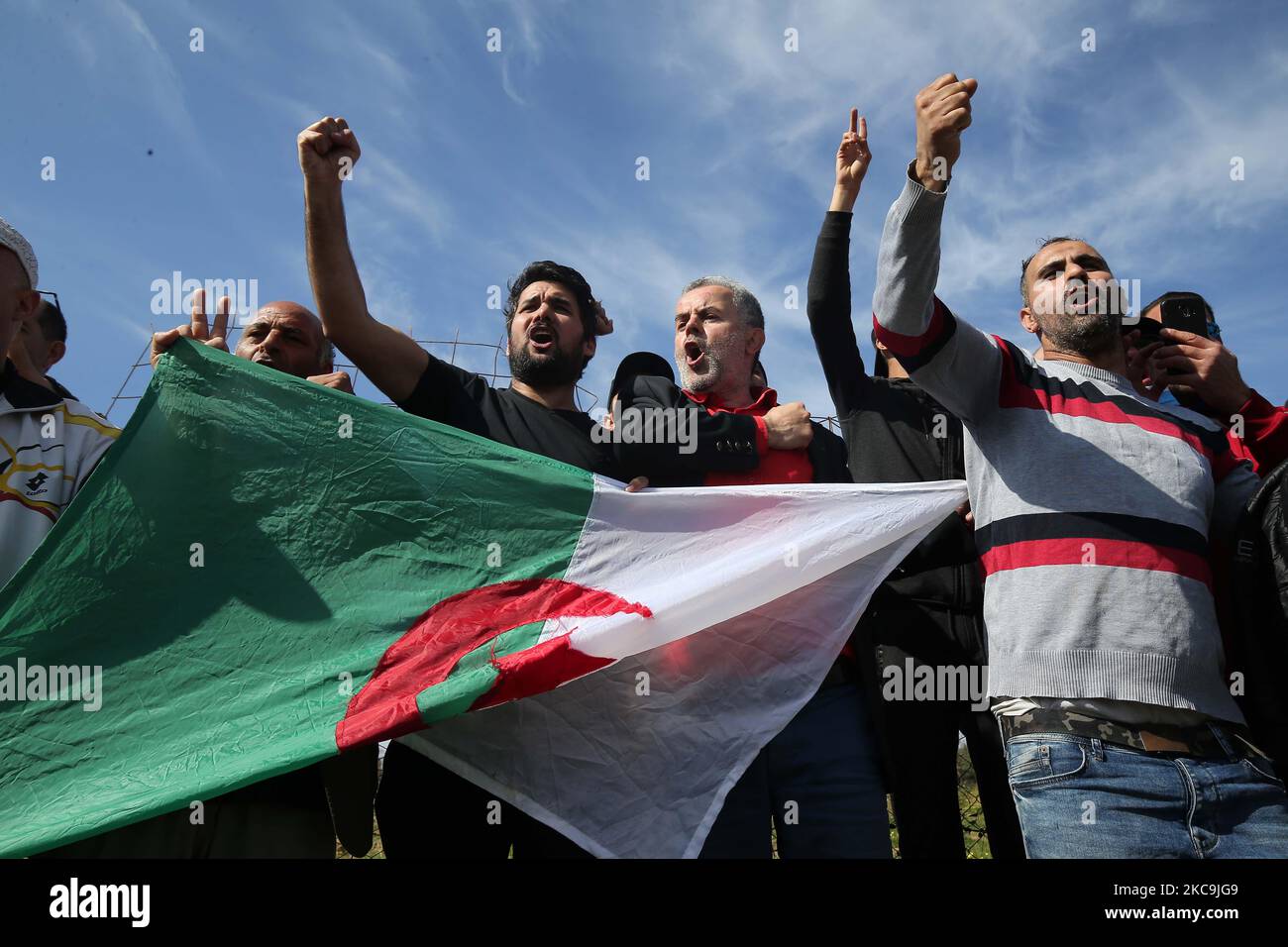 Les Algériens porteurs d'un drapeau national se rassemblent devant la prison de Kolea près de la ville de Tipasa, à environ 70 km à l'ouest d'Alger, la capitale, sur 19 février 2021. - Le Président Abdelmadjid Tebboune, dans un discours attendu à la nation hier soir, a prononcé des dizaines de grâces des militants du mouvement de protestation 'Hirak' (photo d'APP/NurPhoto) Banque D'Images
