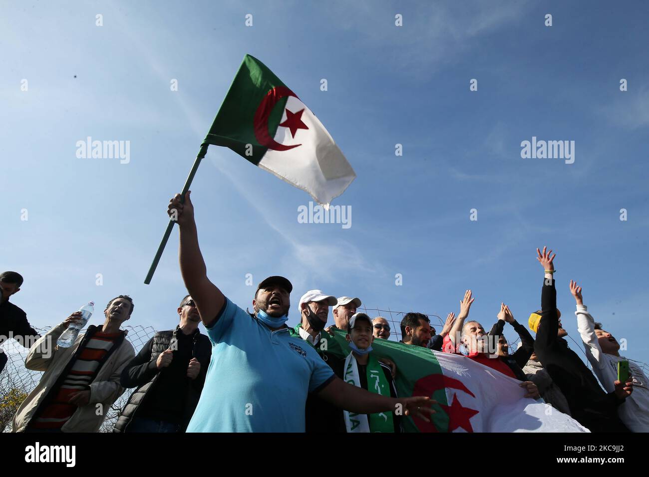 Les Algériens porteurs d'un drapeau national se rassemblent devant la prison de Kolea près de la ville de Tipasa, à environ 70 km à l'ouest d'Alger, la capitale, sur 19 février 2021. - Le Président Abdelmadjid Tebboune, dans un discours attendu à la nation hier soir, a prononcé des dizaines de grâces des militants du mouvement de protestation 'Hirak' (photo d'APP/NurPhoto) Banque D'Images