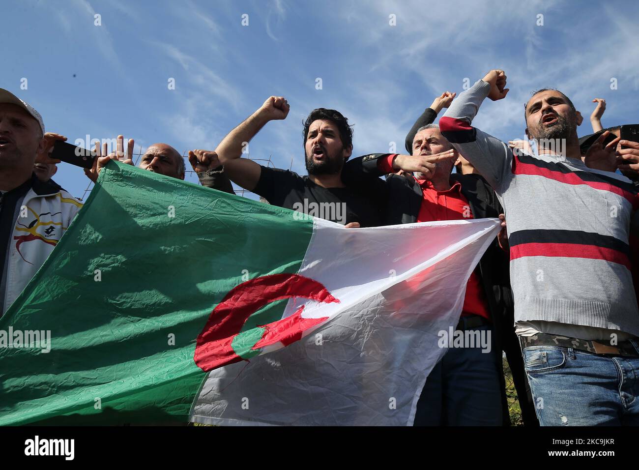 Les Algériens porteurs d'un drapeau national se rassemblent devant la prison de Kolea près de la ville de Tipasa, à environ 70 km à l'ouest d'Alger, la capitale, sur 19 février 2021. - Le Président Abdelmadjid Tebboune, dans un discours attendu à la nation hier soir, a prononcé des dizaines de grâces des militants du mouvement de protestation 'Hirak' (photo d'APP/NurPhoto) Banque D'Images